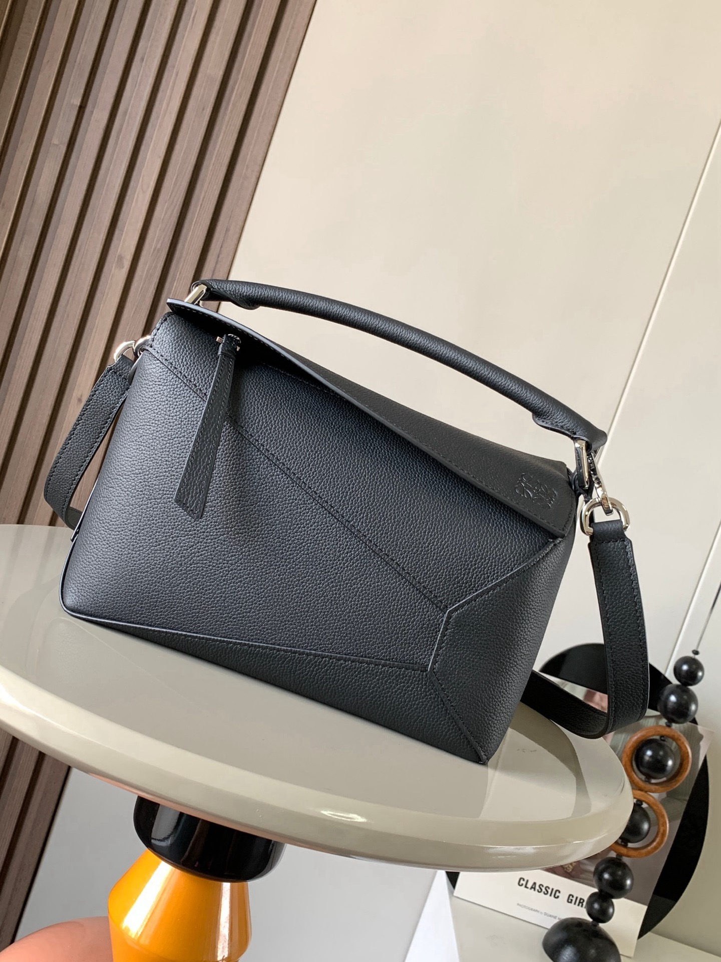 NO:919908,New version of geometric bag small 24CMPuzzle handbag!  Original imported pebbled calfskin Luojia's popular geometric bag Puzzle handbag is the first handbag launched by creative director Jonathan Anderson for L0EWE. The cuboid shape and precise cutting technology create Puzzle's unique geometric lines. This small size version is made of soft nappa calf leather. *Small size Puzzle  Can hold, for example, a large wallet, mobile phones of all sizes and sunglasses [Sun][Sun] Diagonal, shoulder, hand or top handle carry * Detachable Size 24CM ~ 16CM ~ 10CM Style No. 8010 ~ 9311 Color Black, Loewe, loewe, loewe, wallets, cowhide19860909新版本几何包小号24CMPuzzle手袋！原厂进口荔枝纹小牛皮罗家爆款几何包Puzzle 手袋是创意总监乔纳森·安德森为 L0EWE 推出的首款手提包长方体形状和精确的切割技术创造了 Puzzle 独特的几何线条这个小尺寸版本采用柔软纳帕小牛皮革制成＊小号 Puzzle 可以容纳例如一只大号钱包、所有尺寸的手机和太阳镜[太阳][太阳]斜、肩背、手拿或顶部提手携带＊可拆卸 尺寸24CM～16CM～10CM 款号8010～9311 颜色黑色,罗意威,loewe,loewe,wallets,cowhide,Bag