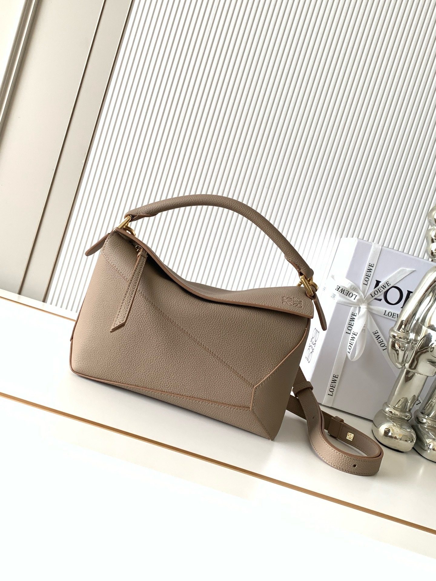 NO:919901,New version of geometric bag small 24CMPuzzle handbag!  Original imported pebbled calfskin Luojia's popular geometric bag Puzzle handbag is the first handbag launched by creative director Jonathan Anderson for L0EWE. The cuboid shape and precise cutting technology create Puzzle's unique geometric lines. This small size version is made of soft nappa calf leather. *Small size Puzzle  Can hold, for example, a large wallet, mobile phones of all sizes and sunglasses [Sun][Sun] Diagonal, shoulder, hand or top handle carry * Detachable Size 24CM ~ 16CM ~ 10CM Style No. 8010 ~ 9311 Color Sand, Loewe, loewe, loewe, wallets, cowhide19860909新版本几何包小号24CMPuzzle手袋！原厂进口荔枝纹小牛皮罗家爆款几何包Puzzle 手袋是创意总监乔纳森·安德森为 L0EWE 推出的首款手提包长方体形状和精确的切割技术创造了 Puzzle 独特的几何线条这个小尺寸版本采用柔软纳帕小牛皮革制成＊小号 Puzzle 可以容纳例如一只大号钱包、所有尺寸的手机和太阳镜[太阳][太阳]斜、肩背、手拿或顶部提手携带＊可拆卸 尺寸24CM～16CM～10CM 款号8010～9311 颜色沙色,罗意威,loewe,loewe,wallets,cowhide,Bag