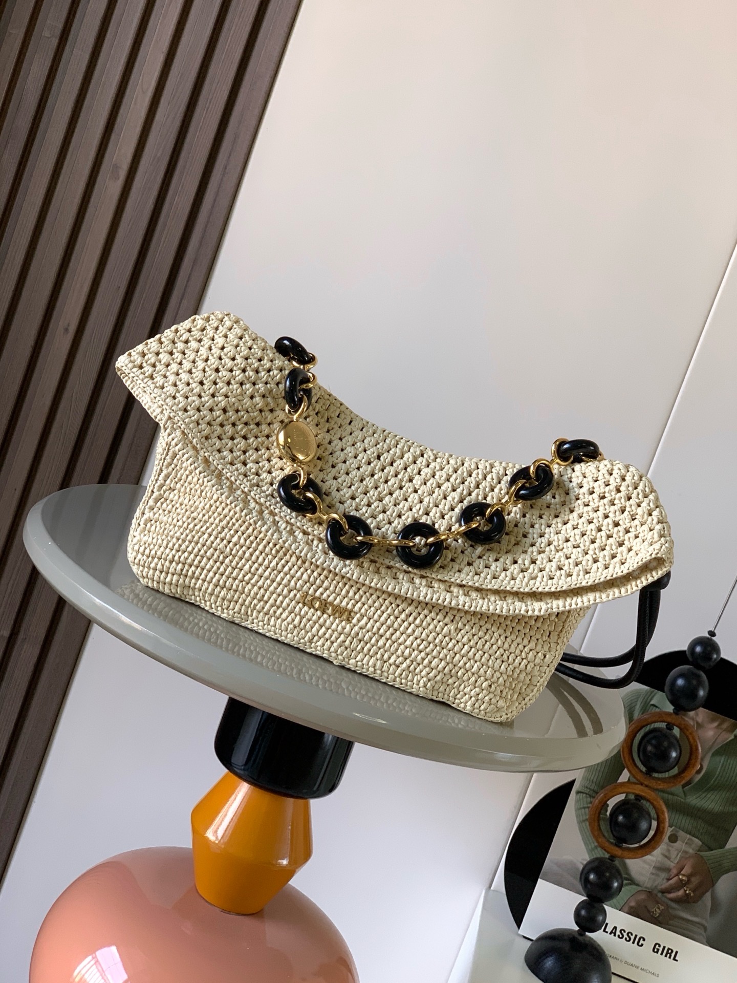 NO:919906,Medium raffia and cow leather Ola handbag star same style Ola is a soft, lightweight and versatile summer handbag, with a curved body, a smooth-line flap and a striking donut chain. This medium version is made of raffia and cow leather * Detachable cow leather tubular shoulder strap donut chain * Flap closure * One inner pocket * Metal L0EWE, engraved Anagram logo Size 26CM ~ 18CM ~ 13CM Style No. 8027  Color black,loewe,loewe,cowhide19860909中号拉菲草和牛皮革 Ola 手袋明星同款Ola 是柔软轻便且灵活百搭的夏日手袋,采用弧形主体、线条流畅的翻盖和醒目甜甜圈链条此中号版本采用拉菲草和牛皮革制成*可拆卸牛皮革管状肩带甜甜圈链条*翻盖开合*一个内袋*金属 L0EWE,镌刻 Anagram 标志 尺寸26CM～18CM～13CM 款号8027 颜色黑色,罗意威,loewe,cowhide,Bag