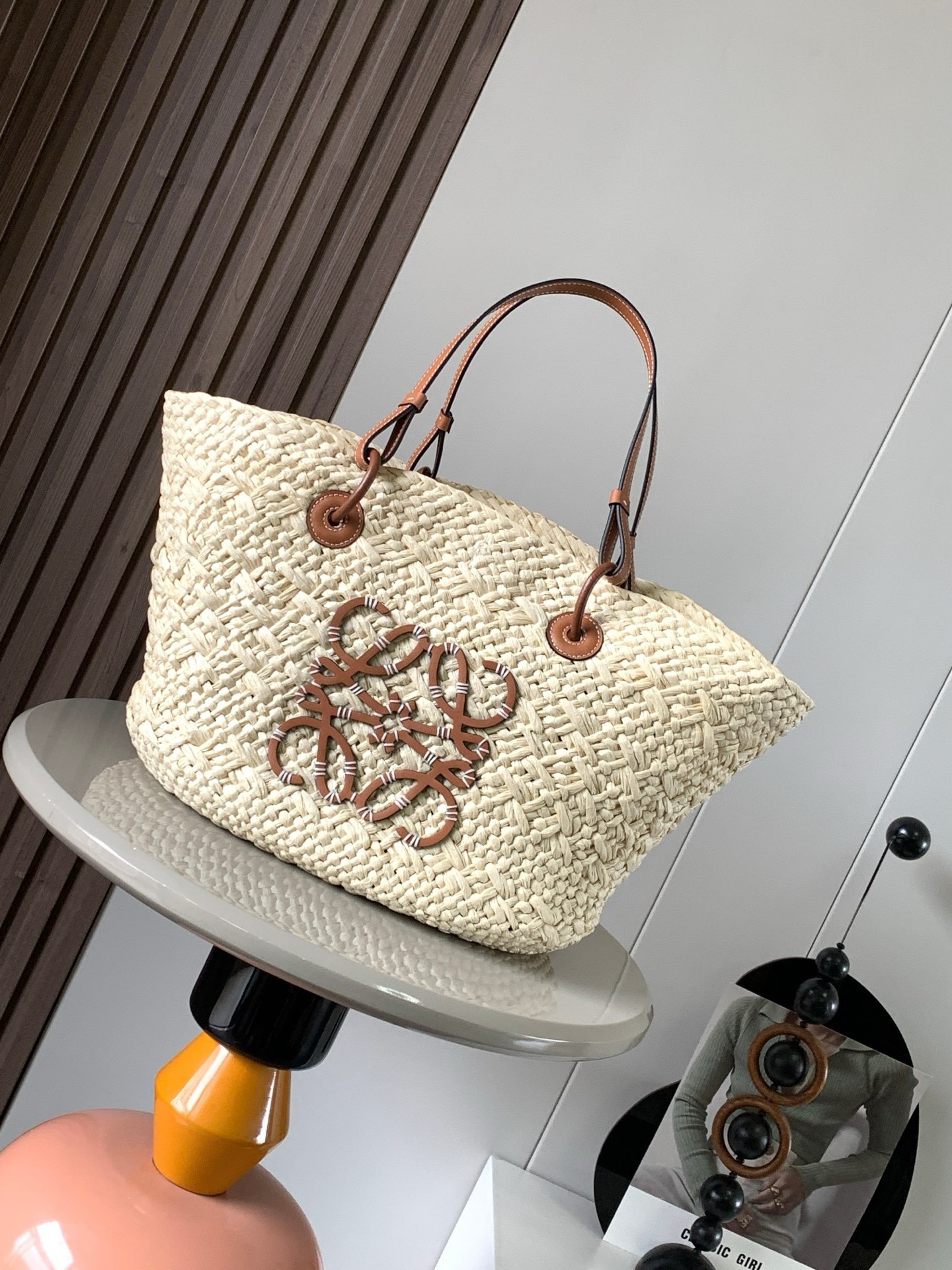 NO:919910,Large Iraca Palm Fiber and Cow Leather Anagram Basket Bag Super Stars Same Style A traditional basket bag with a classic hand-woven body, tubular calf leather straps, and a calf leather Anagram embossed patch. This smaller version is made from the Iraca Palm, a palm tree harvested and sun-dried in Colombia, then woven by female artisans of the Corporacion Oficio y Arte organization guided by fair trade principles. Due to handcrafting, sizes may vary slightly, making each purchase a two-for-one!  A must-have woven handbag in summer. If you want to choose a bag as a summer must-have, it must be a woven bag. It is suitable for daily wear and weekend outings. It directly brings the summer atmosphere. The Anagram Basket handbag has a classic hand-woven basket handbag. It is a holiday style when you carry it casually. ◇A must-have for summer. Size 46CM～24CM～15CM. Style No. 8008. Color Brown, Loewe, loewe, cowhide19860909大号伊拉卡棕榈纤维和牛皮革 Anagram Basket 手袋超多明星同款一个传统的篮子手袋带有经典的手工编织包身管状牛皮革带子,以及一块牛皮革 Anagram 压纹贴片这个小尺寸版本采用伊拉卡棕榈制成,这种棕榈树在哥伦比亚种植收获并晒干,然后由公平贸易原则指导的 Corporacion Oficio y Arte 组织的女工匠编织由于手工制作,尺寸可能略有不同,使每次购买都二！夏天必备编织手袋,如果要选一只包包作为夏日必备那一定是编织包既适合日常穿搭,也适合周末外出,把夏日的氛围感直接拉满Anagram Basket手袋带有经典手工编织的篮子手袋.随手一背就是度假风◇夏日搭配必备 尺寸46CM～24CM～15CM 款号8008 颜色棕色,罗意威,loewe,cowhide,Bag
