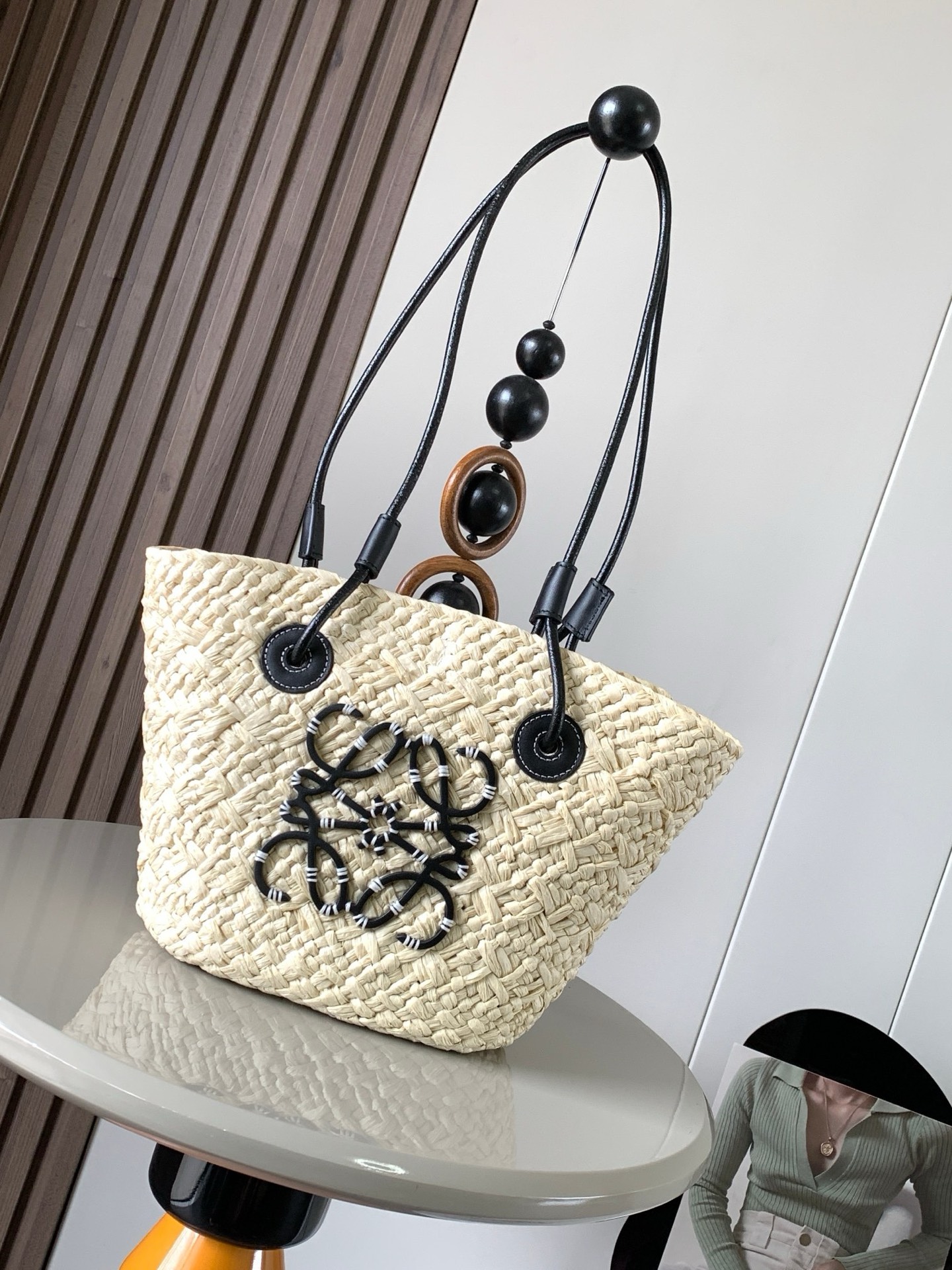 NO:919913,Small Iraca Palm Fiber and Cow Leather Anagram Basket Bag Super Stars Same Style A traditional basket bag with a classic hand-woven body, tubular cowhide straps, and a cowhide Anagram embossed patch. This smaller version is made from the Ilacca Palm, a palm tree harvested and sun-dried in Colombia, then woven by female artisans of the Corporacion Oficio y Arte organization guided by fair trade principles. Due to handcrafting, sizes may vary slightly, making every purchase special!  A must-have woven handbag in summer. If you want to choose a bag as a summer must-have, it must be a woven bag. It is suitable for daily wear and weekend outings. It directly brings the summer atmosphere. The Anagram Basket handbag has a classic hand-woven basket handbag. It is a holiday style when you carry it casually. ◇A must-have for summer. Size 34CM～16.5CM～13CM. Style No. 8007. Color: black, Loewe, loewe, cowhide.19860909小号伊拉卡棕榈纤维和牛皮革 Anagram Basket 手袋超多明星同款一个传统的篮子手袋带有经典的手工编织包身管状牛皮革带子,以及一块牛皮革 Anagram 压纹贴片这个小尺寸版本采用伊拉卡棕榈制成,这种棕榈树在哥伦比亚种植收获并晒干,然后由公平贸易原则指导的 Corporacion Oficio y Arte 组织的女工匠编织由于手工制作,尺寸可能略有不同,使每次购买都二！夏天必备编织手袋,如果要选一只包包作为夏日必备那一定是编织包.既适合日常穿搭,也适合周末外出,把夏日的氛围感直接拉满Anagram Basket手袋带有经典手工编织的篮子手袋.随手一背就是度假风◇夏日搭配必备 尺寸34CM～16.5CM～13CM 款号8007 颜色黑色,罗意威,loewe,cowhide,Bag