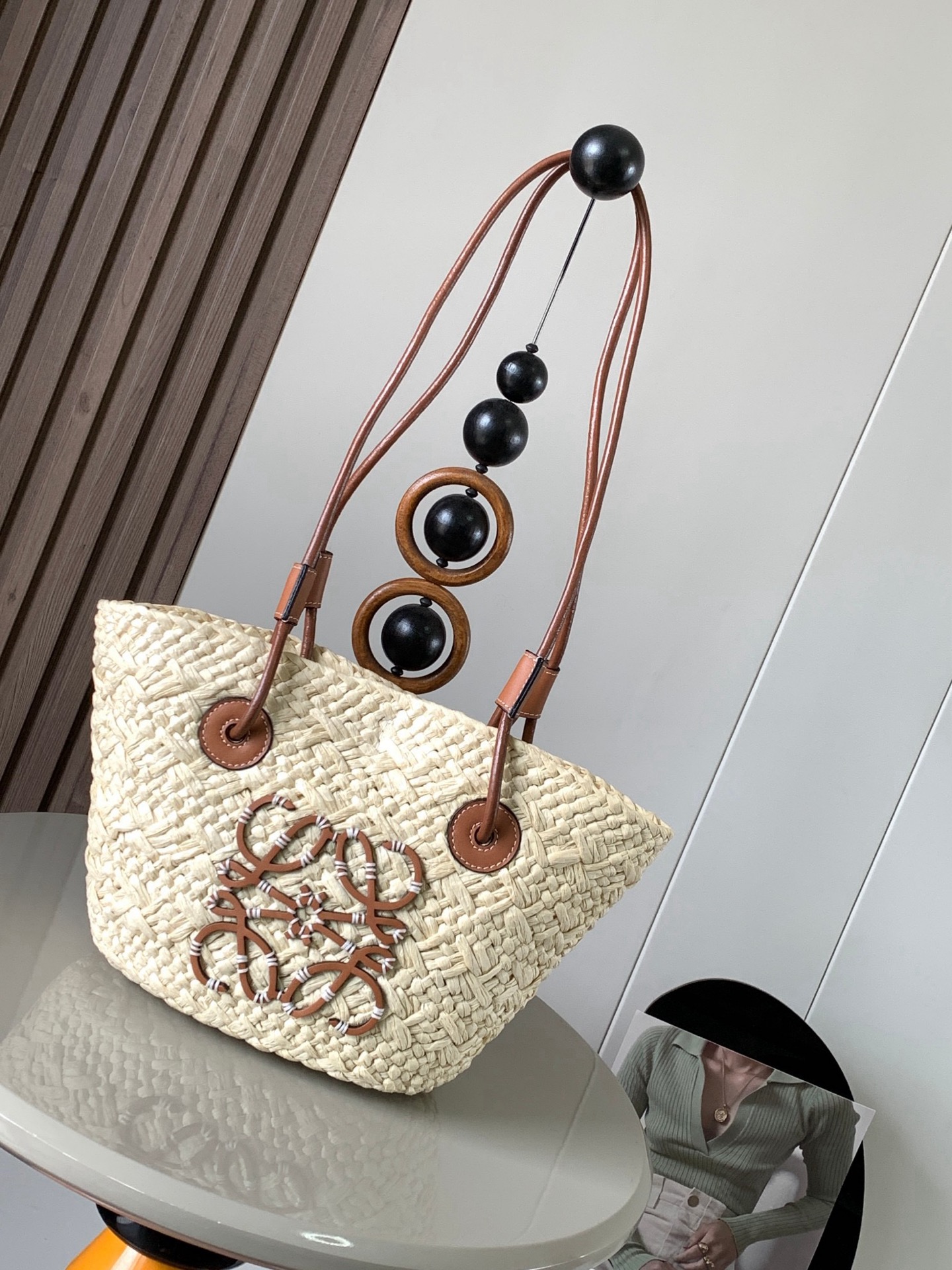 NO:919916,Small Iraca Palm Fiber and Cow Leather Anagram Basket Bag Super Stars Same Style A traditional basket bag with a classic hand-woven body, tubular cowhide straps, and a cowhide Anagram embossed patch. This smaller version is made from the Ilacca Palm, a palm tree harvested and sun-dried in Colombia, then woven by female artisans of the Corporacion Oficio y Arte organization guided by fair trade principles. Due to handcrafting, sizes may vary slightly, making every purchase special!  A woven handbag is a must-have in summer. If you want to choose a bag as a summer must-have, it must be a woven bag. It is suitable for daily wear and weekend outings. It directly brings the summer atmosphere. The Anagram Basket handbag has a classic hand-woven basket handbag. It is a holiday style when you carry it casually. ◇A must-have for summer. Size 34CM～16.5CM～13CM. Style No. 8007. Color brown, Loewe, loewe, cowhide19860909小号伊拉卡棕榈纤维和牛皮革 Anagram Basket 手袋超多明星同款一个传统的篮子手袋带有经典的手工编织包身管状牛皮革带子,以及一块牛皮革 Anagram 压纹贴片这个小尺寸版本采用伊拉卡棕榈制成,这种棕榈树在哥伦比亚种植收获并晒干,然后由公平贸易原则指导的 Corporacion Oficio y Arte 组织的女工匠编织由于手工制作,尺寸可能略有不同,使每次购买都二！夏天必备编织手袋,如果要选一只包包作为夏日必备那一定是编织包.既适合日常穿搭,也适合周末外出,把夏日的氛围感直接拉满Anagram Basket手袋带有经典手工编织的篮子手袋.随手一背就是度假风◇夏日搭配必备 尺寸34CM～16.5CM～13CM 款号8007 颜色棕色,罗意威,loewe,cowhide,Bag