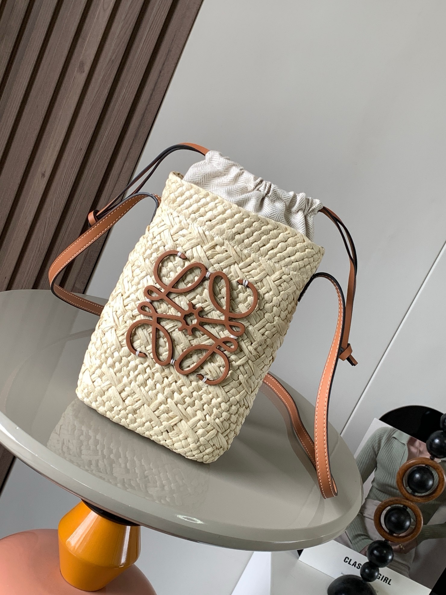 NO:919918,New woven mobile phone bag, Ilaca Palm and Cow Leather Square Pouch, This square pouch is made of Ilaca Palm and trimmed with cowhide leather Anagram  Equipped with a cowhide strap and a herringbone cotton canvas drawstring top, it has the same style as many celebrities ~ A woven handbag is a must-have in summer. If you want to choose a bag as a summer must-have, it must be a woven bag. It is suitable for daily wear and weekend outings. It directly brings the summer atmosphere. The Anagram handbag has a classic hand-woven basket handbag. It is a holiday style when you carry it ◇A must-have for summer!  Size 22CM～14CM～6CM Style No. 8009 Color brown, Loewe, loewe, cowhide19860909新款编织手机包,伊拉卡棕榈和牛皮革方形小袋,这款方形小袋采用伊拉卡棕榈制成饰有牛皮革 Anagram 配有一根牛皮革带子和人字纹棉质帆布抽绳顶部超多明星同款哦～夏天必备编织手袋,如果要选一只包包作为夏日必备那一定是编织包.既适合日常穿搭,也适合周末外出把夏日的氛围感直接拉满Anagram手袋带有经典手工编织的篮子手袋随手一背就是度假风◇夏日搭配必备！ 尺寸22CM～14CM～6CM 款号8009 颜色棕色,罗意威,loewe,cowhide,Bag