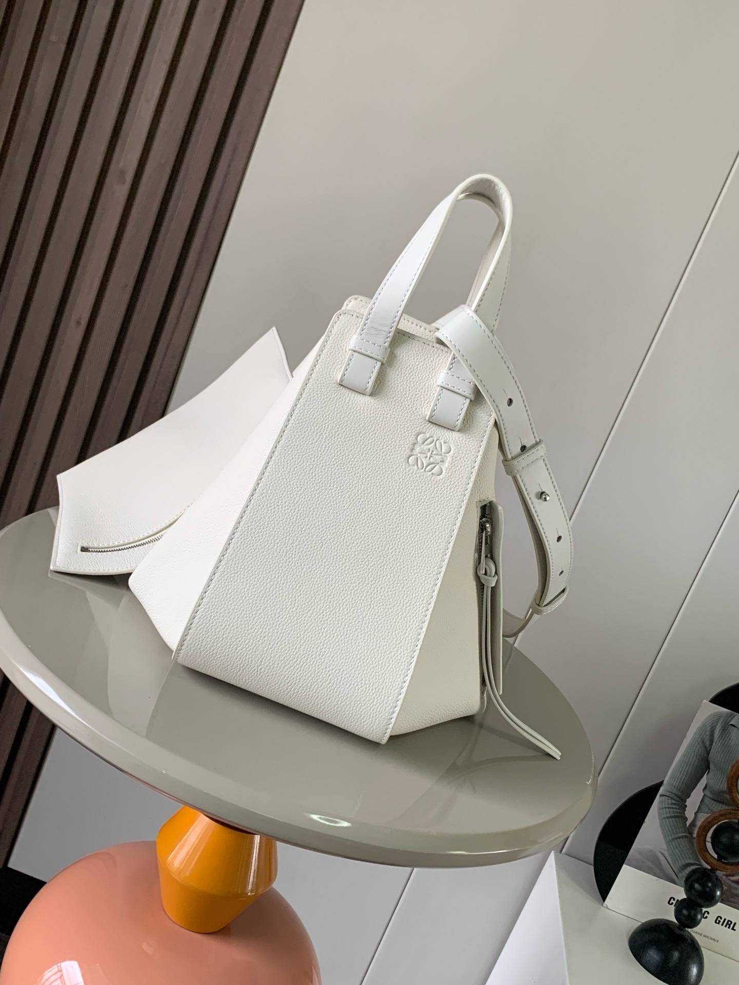 NO:919912,Small Hammock Bag in Soft Grained Cow Leather A versatile bag with soft side wraps that release the sides to change shape. Loop straps allow the bag to be worn in a variety of ways. This smaller version is crafted in soft grained Cow Leather *Small Hammock  Can hold, for example, a large wallet, all sizes of mobile phones and sunglasses *Cross-body, shoulder or via top handle *Detachable and adjustable shoulder strap *Internal hook closure *Two internal slip pockets, one external zippered pocket  Color soft white lychee, loewe, loewe, wallets, cowhide19860909小号柔软粒面牛皮革 Hammock 手袋带有柔软侧面包身的多功能手袋可释放侧面来改变形状.环状带子可以使手袋有多种佩戴方式这个小尺寸版本采用柔软粒面牛皮革制成 ＊小号 Hammock 可以容纳例如一只大号钱包所有尺寸的手机和太阳镜＊斜挎,肩背或通过顶部提手携带＊可拆卸可调节肩带＊内部钩扣封口＊两个内部插袋,一个外部拉链口袋＊可以使用肩带和个性化挂饰进行定制＊人字纹棉质帆布衬里* Anagram 压纹 尺寸30cm～25cm～14cm 款号9060 颜色柔白荔,罗意威,loewe,wallets,cowhide,Bag