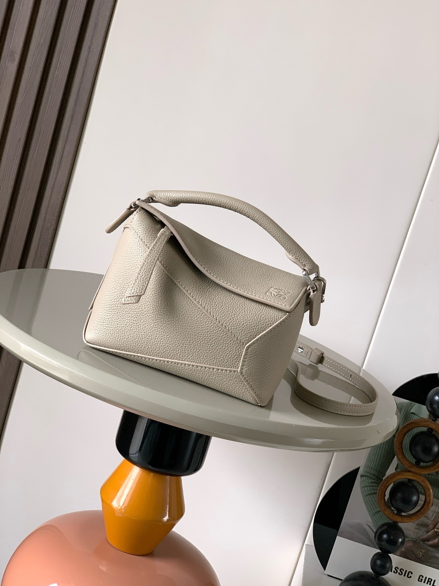 NO:919932,The popular new version of the geometric bag mini 18CM original imported pebbled calfskin Puzzle handbag is the creative director of Jonathan.  Anderson's first handbag for L0EWE The cuboid shape and precise cutting techniques create the unique geometric lines of the Puzzle. This mini version is crafted from classic cowhide leather The Mini Puzzle  It can accommodate, for example, a small vertical wallet, mobile phones of most sizes (up to 6.1 inches) and sunglasses cases to be carried across the body, on the shoulder, in the hand or by the top handle. The detachable shoulder strap almost ignores the weight of the bag itself, making it practical for carrying mobile phones, small purses, lipsticks and powders when going out, without any sense of cumbersomeness, and a relaxed and happy life starts from now on (the xs and plus you are most concerned about are all OK). Size 18～12.5～8CM, style number 9310～8003  Color clay,loewe,loewe,wallets,cowhide19860909爆款新版本几何包迷你18CM原厂进口荔枝纹小牛皮Puzzle手袋是创意总监乔纳森．安德森为 L0EWE 推出的首款手提包长方体形状和精确的切割技术创造了 Puzzle 独特的几何线条.这个迷你版本采用经典牛皮革制成迷你 Puzzle 可以容纳例如一只小号垂直钱包、大多数尺寸的手机（最大6.1英寸）和太阳镜盒斜挎、肩背、手拿或顶部提手携带.可拆卸肩带包包自身重量几乎忽略,炒鸡实用,出门装手机小钱包口红粉饼,毫无累赘感,轻松愉快人生从此开启(你们最关心的xs,plus都ok哈） 尺寸18～12.5～8CM 款号9310～8003 颜色粘土色,罗意威,loewe,wallets,cowhide,Bag