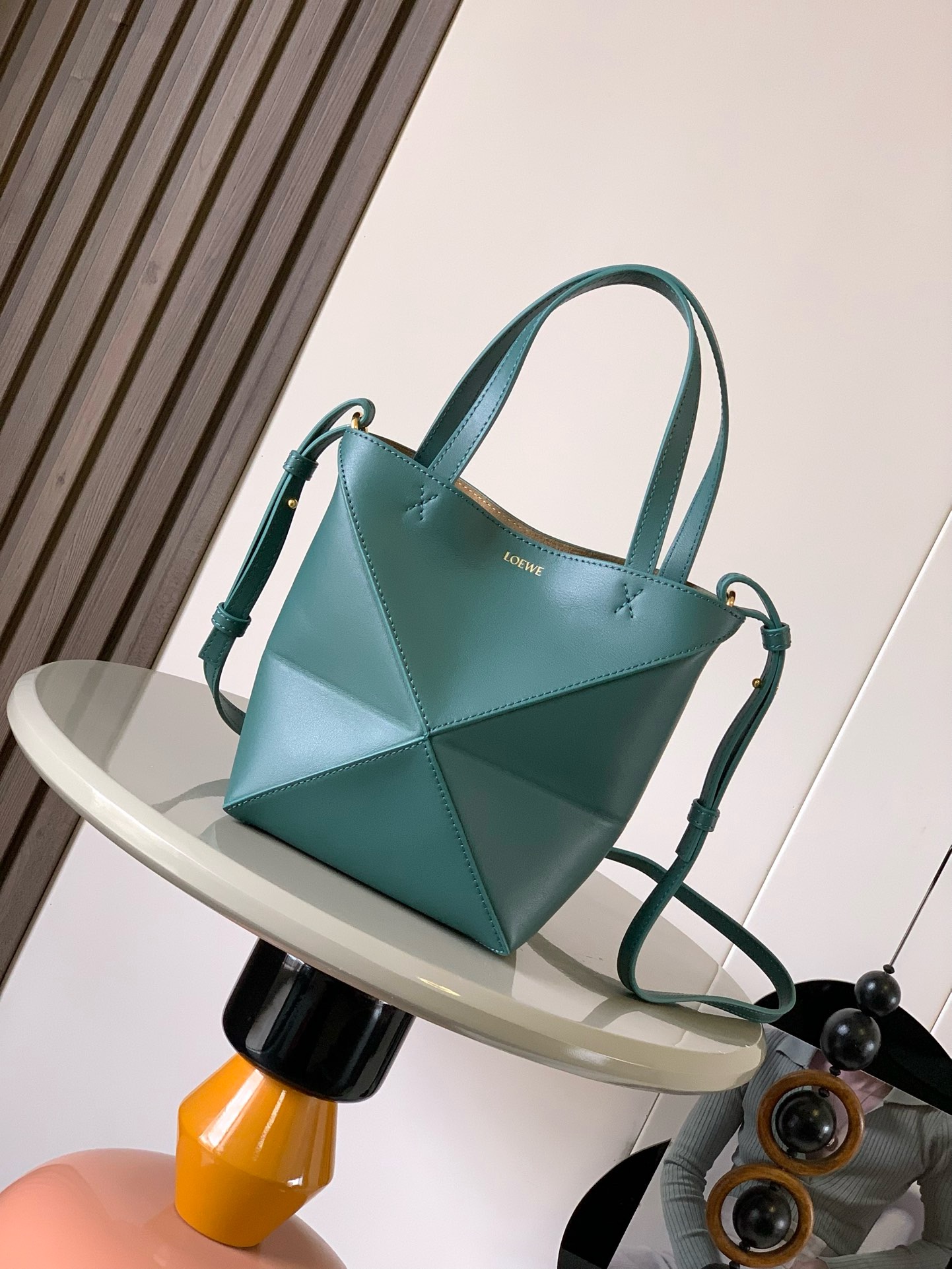 NO:919935,The new glossy cow leather mini puzzle Fold handbag plays with geometric patterns again. It has been a long time since I have seen such a practical and design tote bag. This one continues the geometric aesthetics of the Puzzle series. Inspired by the origami bag, this Puzzle Fold tote can switch between three-dimensional and flat surfaces at will. The leather is very delicate and shiny. It is ultra-light in weight, and the Puzzle can be folded.  The Fold handbag draws inspiration from the geometric lines of the brand's classic handbag series and uses creative ingenuity to reinterpret it into a fashionable tote bag that can be completely folded and is a good travel companion. This mini version is made of soft glossy cowhide. Size 20CM～16.5CM～9CM. Style No. 9030. Color: Aden green, Loewe, loewe, totes, cowhide19860909新款亮面牛皮革迷你号puzzle Fold手袋又把几何图形玩出花了很久没见过这么实用又设计感满满的托特包了这款延续了Puzzle系列的几何美学以折纸包为灵感,让这只 Puzzle Fold tote 在立体和平面随意切换皮质都很细腻光泽本身自重超轻,外加可以折叠Puzzle Fold手袋从品牌经典手袋系列的几何线条汲取灵感运用创意巧思将其重新诠释为一款时尚的托特袋,能完全折叠是旅行良伴.这个迷你号版本采用柔软的亮面牛皮革打造 尺寸20CM～16.5CM～9CM 款号9030 颜色亚丁绿,罗意威,loewe,totes,cowhide,Bag