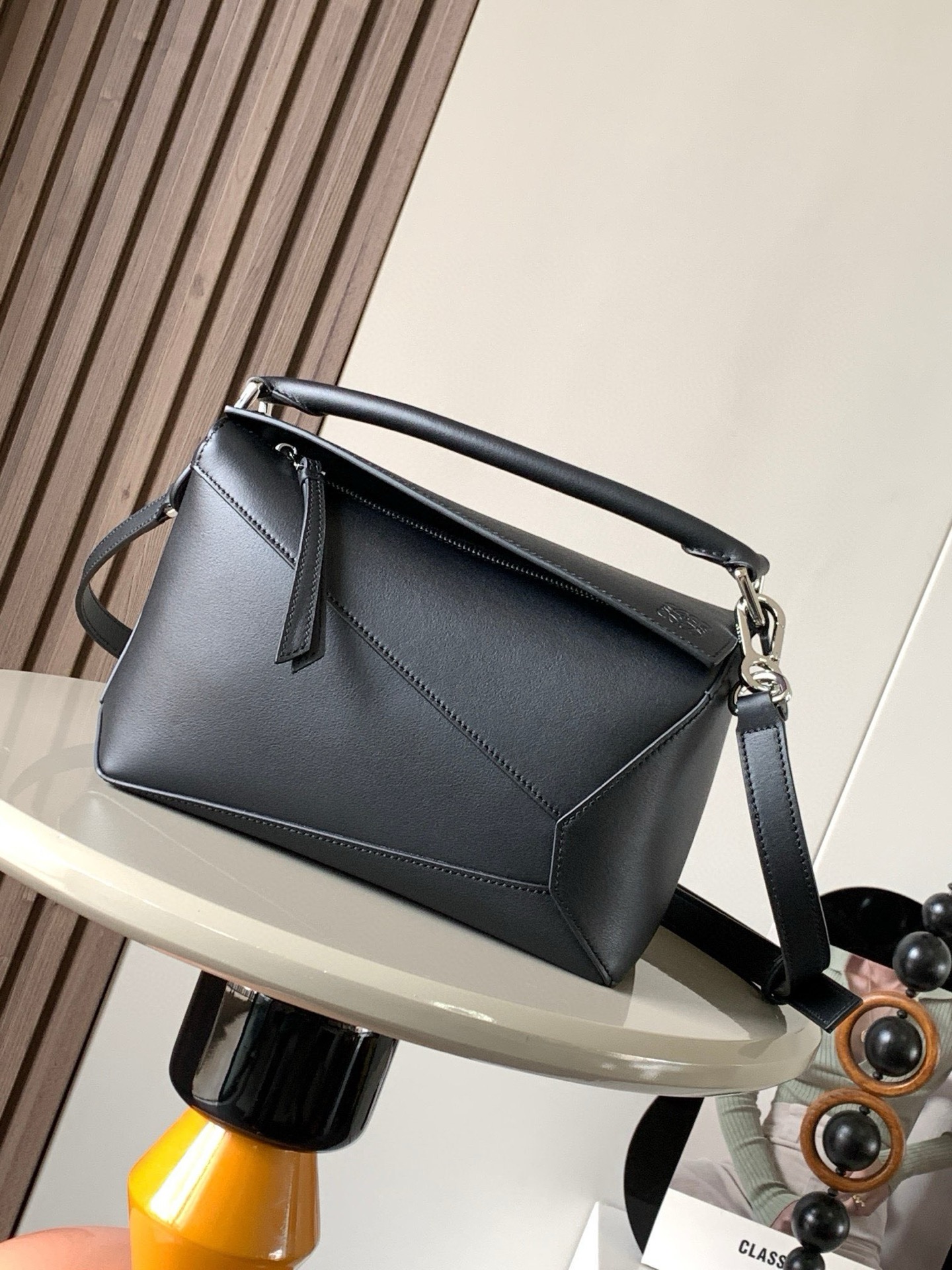 NO:941938,New version of geometric bag small 24CMPuzzle handbag!  Original imported nappa calf leather Luojia's popular geometric bag Puzzle handbag is the first handbag launched by creative director Jonathan Anderson for L0EWE. The rectangular shape and precise cutting technology create Puzzle's unique geometric lines. This small size version is made of soft nappa calf leather *Small size Puzzle  Can hold, for example, a large wallet, mobile phones of all sizes and sunglasses [Sun][Sun] Diagonal, shoulder, hand or top handle carry * Detachable Size 24CM ~ 16CM ~ 10CM Style No. 9311 ~ 8010 Color Black, Loewe, loewe, loewe, wallets, cowhide19860909新版本几何包小号24CMPuzzle手袋！原厂进口纳帕小牛皮罗家爆款几何包Puzzle 手袋是创意总监乔纳森·安德森为 L0EWE 推出的首款手提包长方体形状和精确的切割技术创造了 Puzzle 独特的几何线条这个小尺寸版本采用柔软纳帕小牛皮革制成＊小号 Puzzle 可以容纳例如一只大号钱包、所有尺寸的手机和太阳镜[太阳][太阳]斜、肩背、手拿或顶部提手携带＊可拆卸 尺寸24CM～16CM～10CM 款号9311～8010 颜色黑色,罗意威,loewe,loewe,wallets,cowhide,Bag