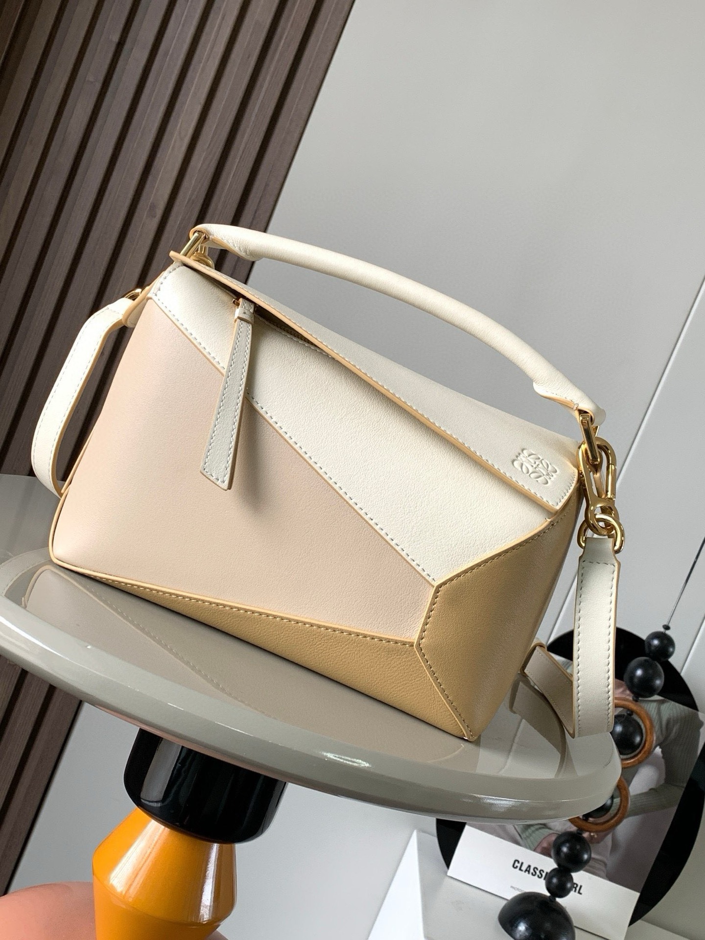 NO:941940,New version of geometric bag small 24CMPuzzle handbag!  Original imported nappa calf leather Luojia's popular geometric bag Puzzle handbag is the first handbag launched by creative director Jonathan Anderson for L0EWE. The rectangular shape and precise cutting technology create Puzzle's unique geometric lines. This small size version is made of soft nappa calf leather *Small size Puzzle  Can hold, for example, a large wallet, mobile phones of all sizes and sunglasses [Sun][Sun] Diagonal, shoulder, hand or top handle carry * Detachable Size 24CM ~ 16CM ~ 10CM Style No. 9311 ~ 8010 Color Beige Golden, Loewe, loewe, loewe, wallets, cowhide19860909新版本几何包小号24CMPuzzle手袋！原厂进口纳帕小牛皮罗家爆款几何包Puzzle 手袋是创意总监乔纳森·安德森为 L0EWE 推出的首款手提包长方体形状和精确的切割技术创造了 Puzzle 独特的几何线条这个小尺寸版本采用柔软纳帕小牛皮革制成＊小号 Puzzle 可以容纳例如一只大号钱包、所有尺寸的手机和太阳镜[太阳][太阳]斜、肩背、手拿或顶部提手携带＊可拆卸 尺寸24CM～16CM～10CM 款号9311～8010 颜色米杏金黄,罗意威,loewe,loewe,wallets,cowhide,Bag