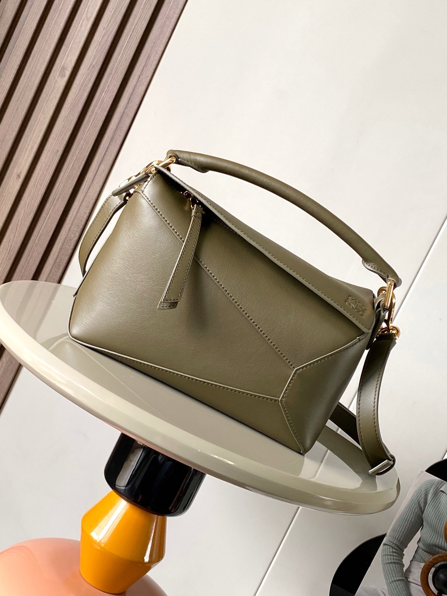 NO:941953,New version of geometric bag small 24CMPuzzle handbag!  Original imported nappa calf leather Luojia's popular geometric bag Puzzle handbag is the first handbag launched by creative director Jonathan Anderson for L0EWE. The rectangular shape and precise cutting technology create Puzzle's unique geometric lines. This small size version is made of soft nappa calf leather.  Size 24CM～16CM～10CM Style number 9311 Color Khaki green, Loewe, loewe, loewe, wallets, cowhide19860909新版本几何包小号24CMPuzzle手袋！原厂进口纳帕小牛皮罗家爆款几何包Puzzle 手袋是创意总监乔纳森·安德森为 L0EWE 推出的首款手提包长方体形状和精确的切割技术创造了 Puzzle 独特的几何线条这个小尺寸版本采用柔软纳帕小牛皮革制成＊小号Puzzle 可以容纳例如一只大号钱包所有尺寸的手机和太阳镜斜、肩背、手拿或顶部提手携带＊可拆卸 尺寸24CM～16CM～10CM 款号9311 颜色卡其绿,罗意威,loewe,loewe,wallets,cowhide,Bag