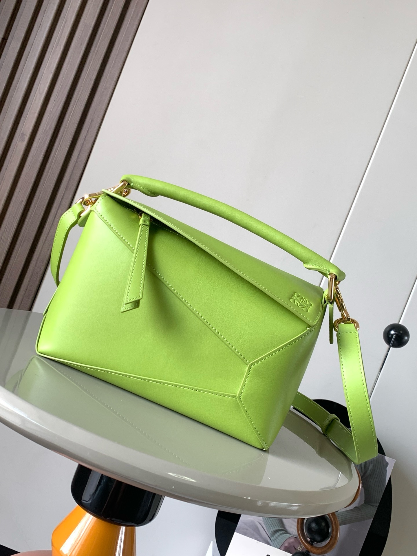 NO:941956,New version of geometric bag small 24CMPuzzle handbag!  Original imported nappa calf leather Luojia's popular geometric bag Puzzle handbag is the first handbag launched by creative director Jonathan Anderson for L0EWE. The rectangular shape and precise cutting technology create Puzzle's unique geometric lines. This small size version is made of soft nappa calf leather.  Size 24CM～16CM～10CM Style No. 9311 Color Grass Green, Loewe, loewe, loewe, wallets, cowhide19860909新版本几何包小号24CMPuzzle手袋！原厂进口纳帕小牛皮罗家爆款几何包Puzzle 手袋是创意总监乔纳森·安德森为 L0EWE 推出的首款手提包长方体形状和精确的切割技术创造了 Puzzle 独特的几何线条这个小尺寸版本采用柔软纳帕小牛皮革制成＊小号Puzzle 可以容纳例如一只大号钱包所有尺寸的手机和太阳镜斜、肩背、手拿或顶部提手携带＊可拆卸 尺寸24CM～16CM～10CM 款号9311 颜色草绿色,罗意威,loewe,loewe,wallets,cowhide,Bag