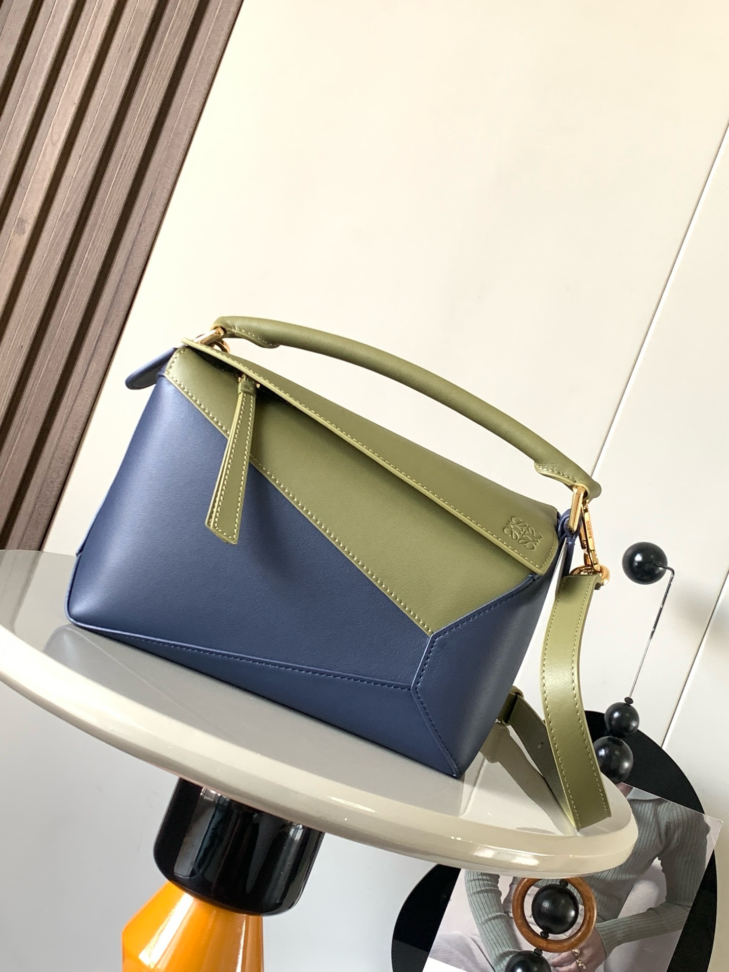 NO:941944,New version of geometric bag small 24CMPuzzle handbag!  Original imported nappa calf leather Luojia's popular geometric bag Puzzle handbag is the first handbag launched by creative director Jonathan Anderson for L0EWE. The rectangular shape and precise cutting technology create Puzzle's unique geometric lines. This small size version is made of soft nappa calf leather.  Size 24CM～16CM～10CM Style number 9311 Color olive navy blue, Loewe, loewe, loewe, wallets, cowhide19860909新版本几何包小号24CMPuzzle手袋！原厂进口纳帕小牛皮罗家爆款几何包Puzzle 手袋是创意总监乔纳森·安德森为 L0EWE 推出的首款手提包长方体形状和精确的切割技术创造了 Puzzle 独特的几何线条这个小尺寸版本采用柔软纳帕小牛皮革制成＊小号Puzzle 可以容纳例如一只大号钱包所有尺寸的手机和太阳镜斜、肩背、手拿或顶部提手携带＊可拆卸 尺寸24CM～16CM～10CM 款号9311 颜色橄榄色海军蓝,罗意威,loewe,loewe,wallets,cowhide,Bag