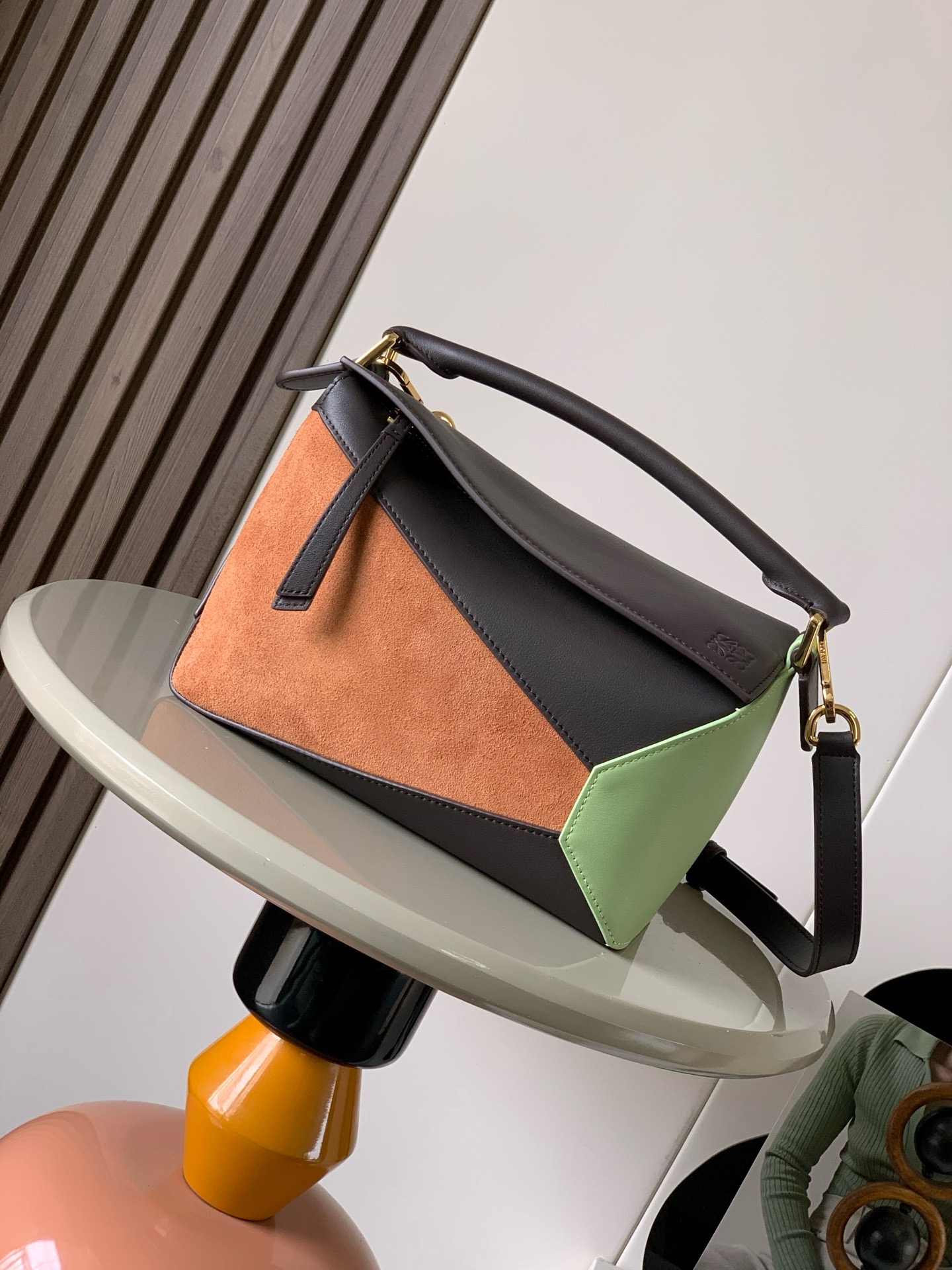 NO:941949,New version of geometric bag small 24CMPuzzle handbag!  Original imported nappa calf leather Luojia's popular geometric bag Puzzle handbag is the first handbag launched by creative director Jonathan Anderson for L0EWE. The rectangular shape and precise cutting technology create Puzzle's unique geometric lines. This small size version is made of soft nappa calf leather.  Color: Dark brown, light pear green. Style number: 9311. Size: 24CM～16CM～10CM. Loewe, loewe, loewe, wallets, cowhide19860909新版本几何包小号24CMPuzzle手袋！原厂进口纳帕小牛皮罗家爆款几何包Puzzle 手袋是创意总监乔纳森·安德森为 L0EWE 推出的首款手提包长方体形状和精确的切割技术创造了 Puzzle 独特的几何线条这个小尺寸版本采用柔软纳帕小牛皮革制成＊小号Puzzle 可以容纳例如一只大号钱包所有尺寸的手机和太阳镜斜、肩背、手拿或顶部提手携带＊可拆卸 颜色黑茶色浅梨绿 款号9311 尺寸24CM～16CM～10CM,罗意威,loewe,loewe,wallets,cowhide,Bag