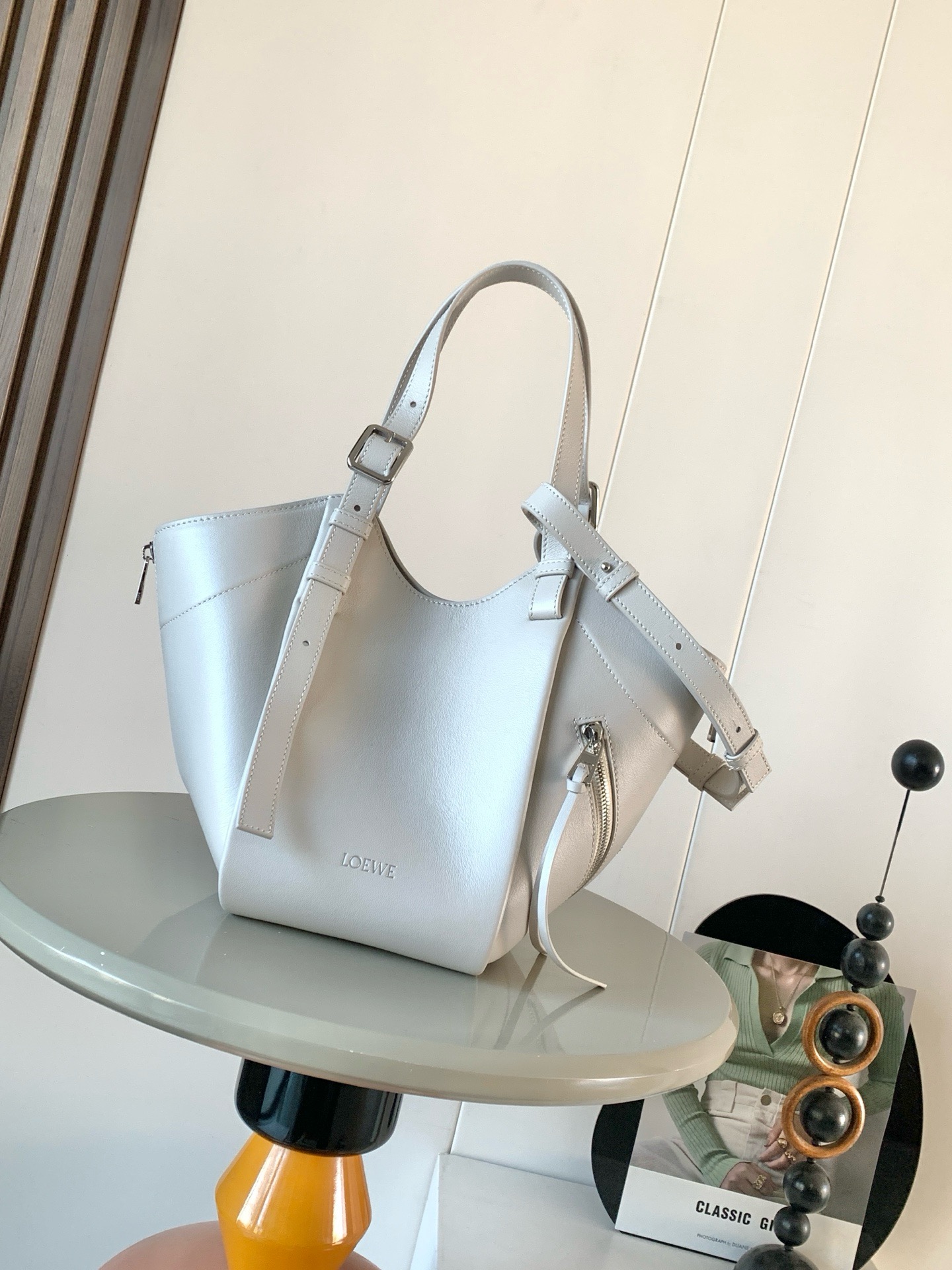 NO:941966,New hammock bag Classic cow leather Hammock Flip Handbag Star's same style Hammock Flip handbag interprets the classic bag with soft texture and practical functions, while continuing the series' iconic details. It adopts creative stitching and flip structure. It can be used as a shoulder bag or a close-fitting Hobo  Easily convert between handbags This version is made of classic cow leather * Can be worn on the shoulder, cross-body or handheld * Detachable and adjustable shoulder strap * Magnetic closure * One external zipper pocket, two internal slip pockets * Herringbone cotton canvas lining * L0EWE hot stamping or hot silver Size 22.5CM ~ 22CM ~ 15CM Style number 9160 Color light gray, Loewe, loewe, backpacks, cowhide19860909新款吊床包 经典牛皮革 Hammock Flip 手袋明星同款Hammock Flip 手袋以柔软质感与实用功能诠释经典包款,同时延续该系列的标志性细节采用颇具创意的缝合和翻转结构可于肩背包和贴身 Hobo 手袋之间轻松转换此版本采用经典牛皮革制成*可肩背、斜挎或手提*可拆卸可调节肩带*磁扣开合*一个外部拉链口袋,两个内部插袋*人字纹棉质帆布衬里*L0EWE 烫金或烫银 尺寸22.5CM～22CM～15CM 款号9160 颜色轻灵灰,罗意威,loewe,backpacks,cowhide,Bag