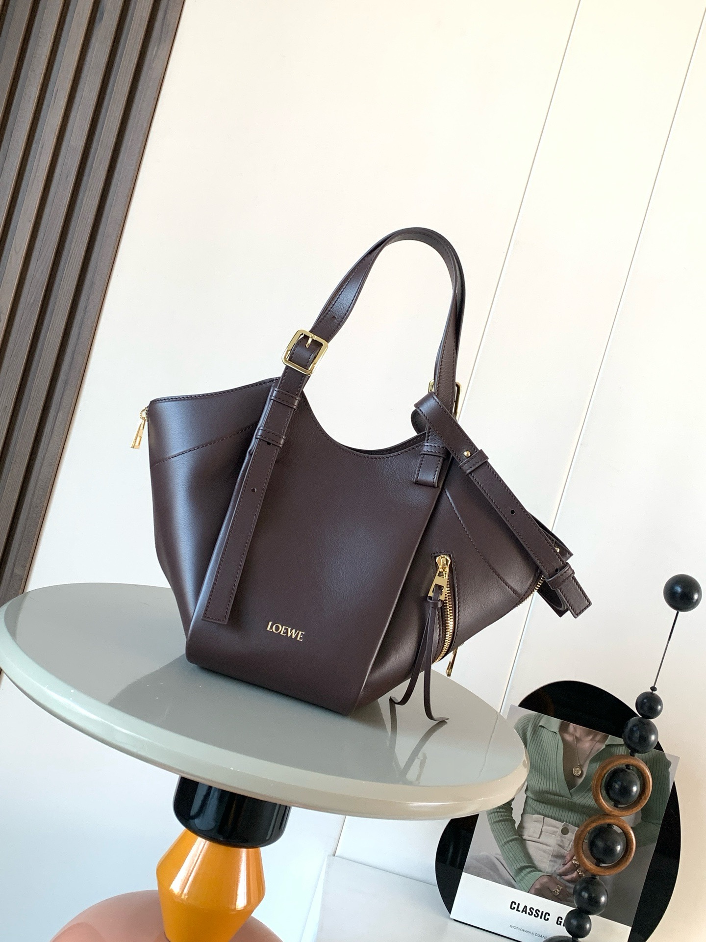 NO:941970,New hammock bag Classic cow leather Hammock Flip Handbag Star's same style Hammock Flip handbag interprets the classic bag with soft texture and practical functions, while continuing the series' iconic details. It adopts creative stitching and flip structure. It can be used as a shoulder bag or a close-fitting Hobo  Easily convert between handbags This version is made of classic cow leather * Can be worn on the shoulder, cross-body or handheld * Detachable and adjustable shoulder strap * Magnetic closure * One external zipper pocket, two internal slip pockets * Herringbone cotton canvas lining * L0EWE hot stamping or hot silver Size 22.5CM ~ 22CM ~ 15CM Style No. 9160 Color Browne dark brown, Loewe, Thom Browne, loewe, backpacks, cowhide19860909新款吊床包 经典牛皮革 Hammock Flip 手袋明星同款Hammock Flip 手袋以柔软质感与实用功能诠释经典包款,同时延续该系列的标志性细节采用颇具创意的缝合和翻转结构可于肩背包和贴身 Hobo 手袋之间轻松转换此版本采用经典牛皮革制成*可肩背、斜挎或手提*可拆卸可调节肩带*磁扣开合*一个外部拉链口袋,两个内部插袋*人字纹棉质帆布衬里*L0EWE 烫金或烫银 尺寸22.5CM～22CM～15CM 款号9160 颜色布朗尼深棕,罗意威,thom browne,loewe,backpacks,cowhide,Bag
