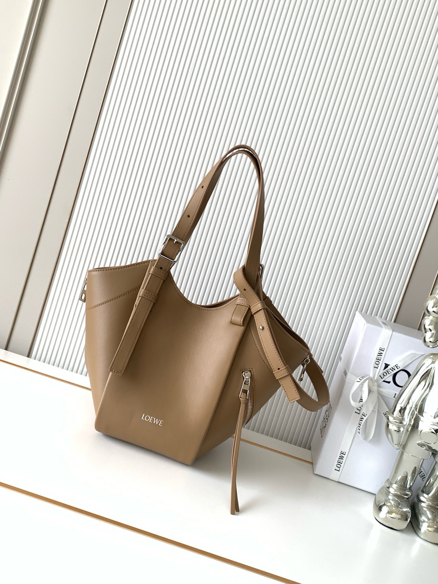 NO:941974,New hammock bag Classic cow leather Hammock Flip Handbag Star's same style Hammock Flip handbag interprets the classic bag with soft texture and practical functions, while continuing the series' iconic details. It adopts creative stitching and flip structure. It can be used as a shoulder bag or a close-fitting Hobo  Easily convert between handbags This version is made of classic cow leather * Can be worn on the shoulder, cross-body or handheld * Detachable and adjustable shoulder strap * Magnetic closure * One external zipper pocket, two internal slip pockets * Herringbone cotton canvas lining * L0EWE hot stamping or hot silver Size 22.5CM ~ 22CM ~ 15CM Style number 9160 Color mocha, Loewe, loewe, backpacks, cowhide19860909新款吊床包 经典牛皮革 Hammock Flip 手袋明星同款Hammock Flip 手袋以柔软质感与实用功能诠释经典包款,同时延续该系列的标志性细节采用颇具创意的缝合和翻转结构可于肩背包和贴身 Hobo 手袋之间轻松转换此版本采用经典牛皮革制成*可肩背、斜挎或手提*可拆卸可调节肩带*磁扣开合*一个外部拉链口袋,两个内部插袋*人字纹棉质帆布衬里*L0EWE 烫金或烫银 尺寸22.5CM～22CM～15CM 款号9160 颜色摩卡色,罗意威,loewe,backpacks,cowhide,Bag