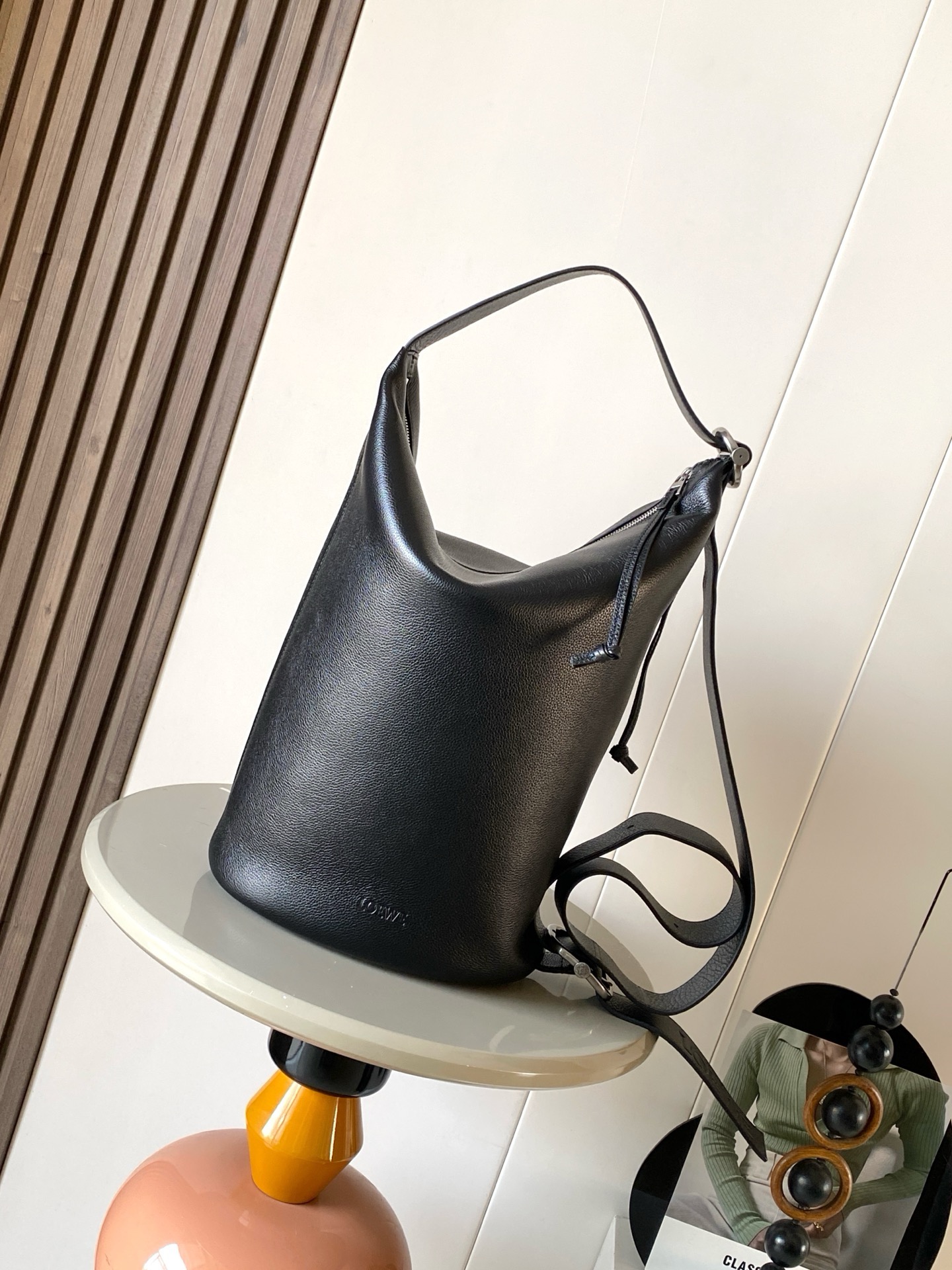 NO:941978,New Soft Grained Calfskin Loop Bucket Bag Loop combines the silhouette of a bucket bag with the effortless functionality of a travel bag to create a hybrid bag. Features a signature buckle and slider that can be worn multiple ways for easy and adjustable loops. Top and side zips for easy access. This version is made from soft grained calfskin.  Size 39CM～39CM～15.5CM Style number 9158 Color black/deerskin, Loewe, loewe, travel bags, cowhide19860909新款 柔软粒面牛皮革 Loop 水桶手袋Loop 结合水桶手袋的廓形和旅行包的轻松功能造就混搭手袋采用标志性的搭扣和滑扣可以多种方式佩戴,方便轻松调整环带顶部和侧面拉链便于拿取物品此版本采用柔软粒面牛皮革制成*可肩背或斜挎*可调节肩带*拉链开合*一个拉链内袋*织物衬里 *L0EWE 压纹 尺寸39CM～39CM～15.5CM 款号9158 颜色黑色/鹿皮,罗意威,loewe,travel bags,cowhide,Bag