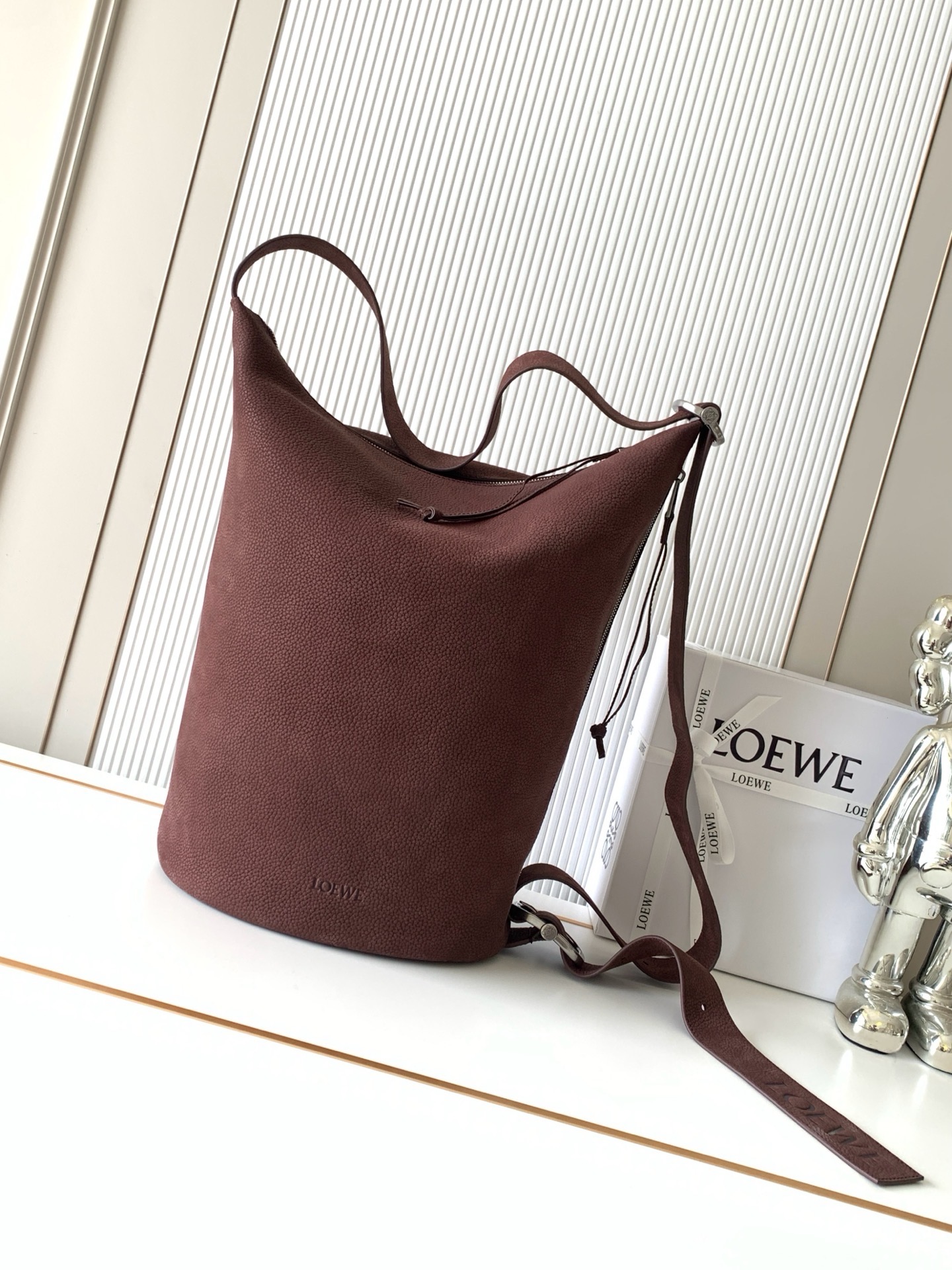 NO:941982,New Grained Nubuck Loop Bucket Bag Star of the same Loop Combining the silhouette of a bucket bag with the effortless functionality of a travel bag, the result is a hybrid bag Features a signature buckle and slider that can be worn in a variety of ways Easily adjusts the loops Top and side zips provide easy access This version is made from grained nubuck * Can be worn over the shoulder or cross-body * Adjustable shoulder strap * Zip closure * One zipped interior pocket * Fabric lining  Size 39CM～39CM～15.5CM Style number 9158 Color dark maroon/nubuck leather, Loewe, loewe, travel bags19860909新款粒面牛巴革 Loop 水桶手袋明星同款Loop 结合水桶手袋的廓形和旅行包的轻松功能造就混搭手袋采用标志性的搭扣和滑扣可以多种方式佩戴方便轻松调整环带顶部和侧面拉链便于拿取物品此版本采用粒面牛巴革制成*可肩背或斜挎*可调节肩带*拉链开合*一个拉链内袋*织物衬里 尺寸39CM～39CM～15.5CM 款号9158 颜色深栗色色/牛巴革,罗意威,loewe,travel bags,Bag