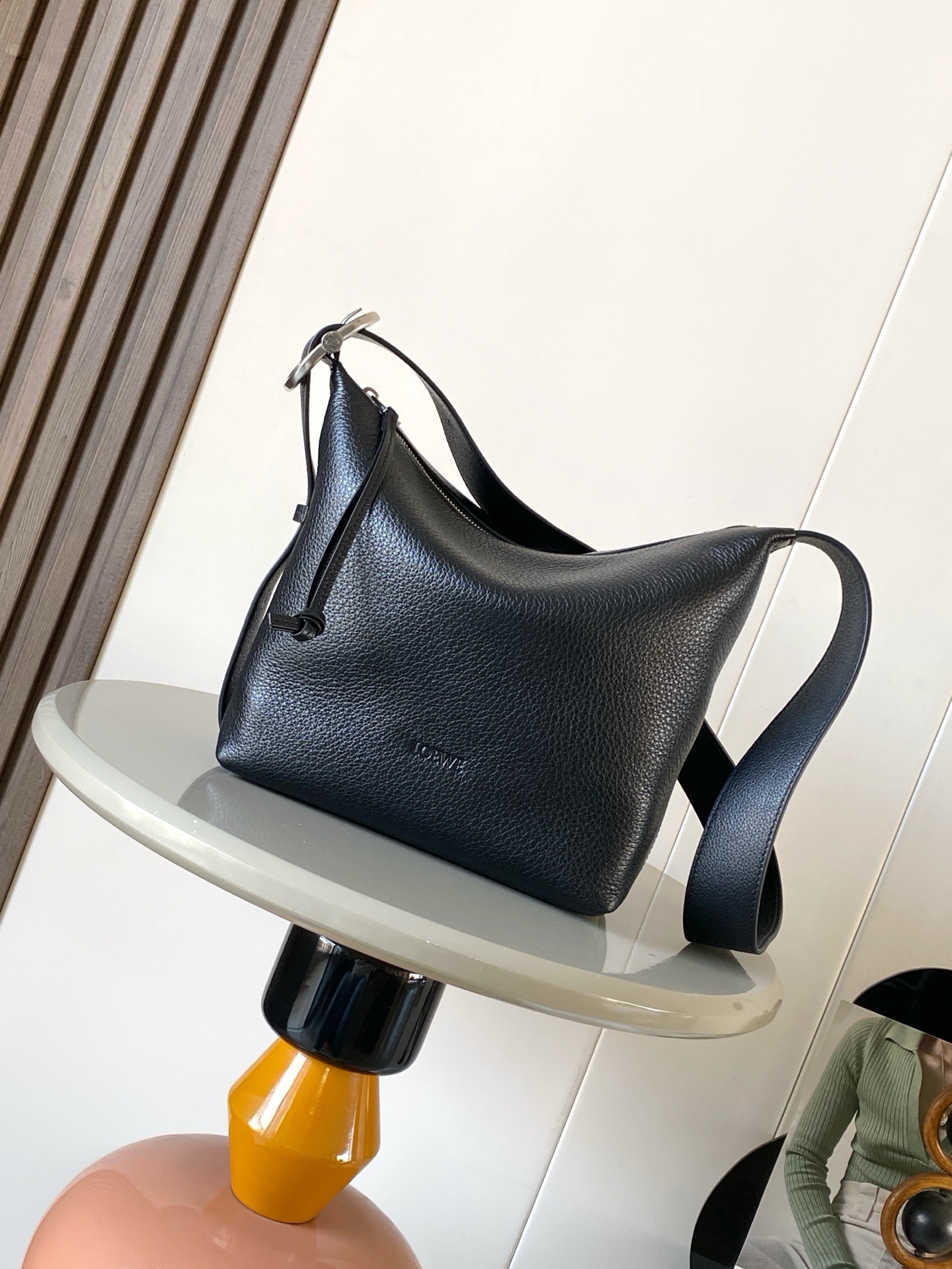 NO:941985,New soft grained cow leather Loop Hobo handbag Loop Hobo handbag presents a soft streamlined shape that can smoothly fit the body shape. The loop strap can be adjusted with the iconic buckle for flexibility. This version is made of soft grained cow leather.  Color black/deerskin,loewe,loewe,cowhide19860909新款 柔软粒面牛皮革 Loop Hobo 手袋Loop Hobo手袋呈现柔软的流线型可流畅贴合体形环带可通过标志性搭扣进行调整灵活多变此版本采用柔软粒面牛皮革制成*可肩背或斜挎*可调节肩带*拉链开合*一个内部贴袋*织物衬里 *L0EWE 压纹 尺寸26CM～24.5CM～13CM 款号9159 颜色黑色/鹿皮,罗意威,loewe,cowhide,Bag