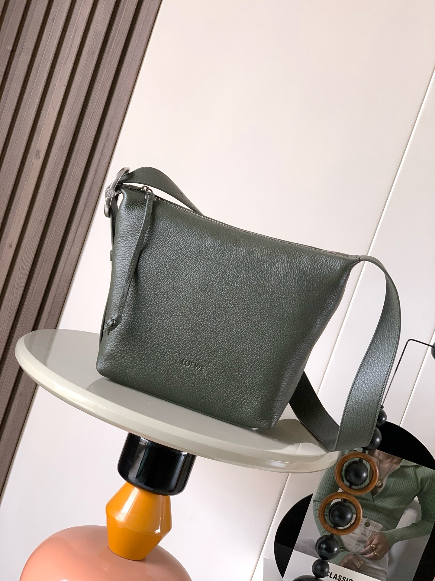 NO:941988,New soft grained cow leather Loop Hobo handbag Loop Hobo handbag presents a soft streamlined shape that can smoothly fit the body shape. The loop strap can be adjusted with the iconic buckle for flexibility. This version is made of soft grained cow leather.  Color dark brown olive green,loewe,loewe,cowhide19860909新款 柔软粒面牛皮革 Loop Hobo 手袋Loop Hobo手袋呈现柔软的流线型可流畅贴合体形环带可通过标志性搭扣进行调整灵活多变此版本采用柔软粒面牛皮革制成*可肩背或斜挎*可调节肩带*拉链开合*一个内部贴袋*织物衬里 *L0EWE 压纹 尺寸26CM～24.5CM～13CM 款号9159 颜色深棕榄绿,罗意威,loewe,cowhide,Bag