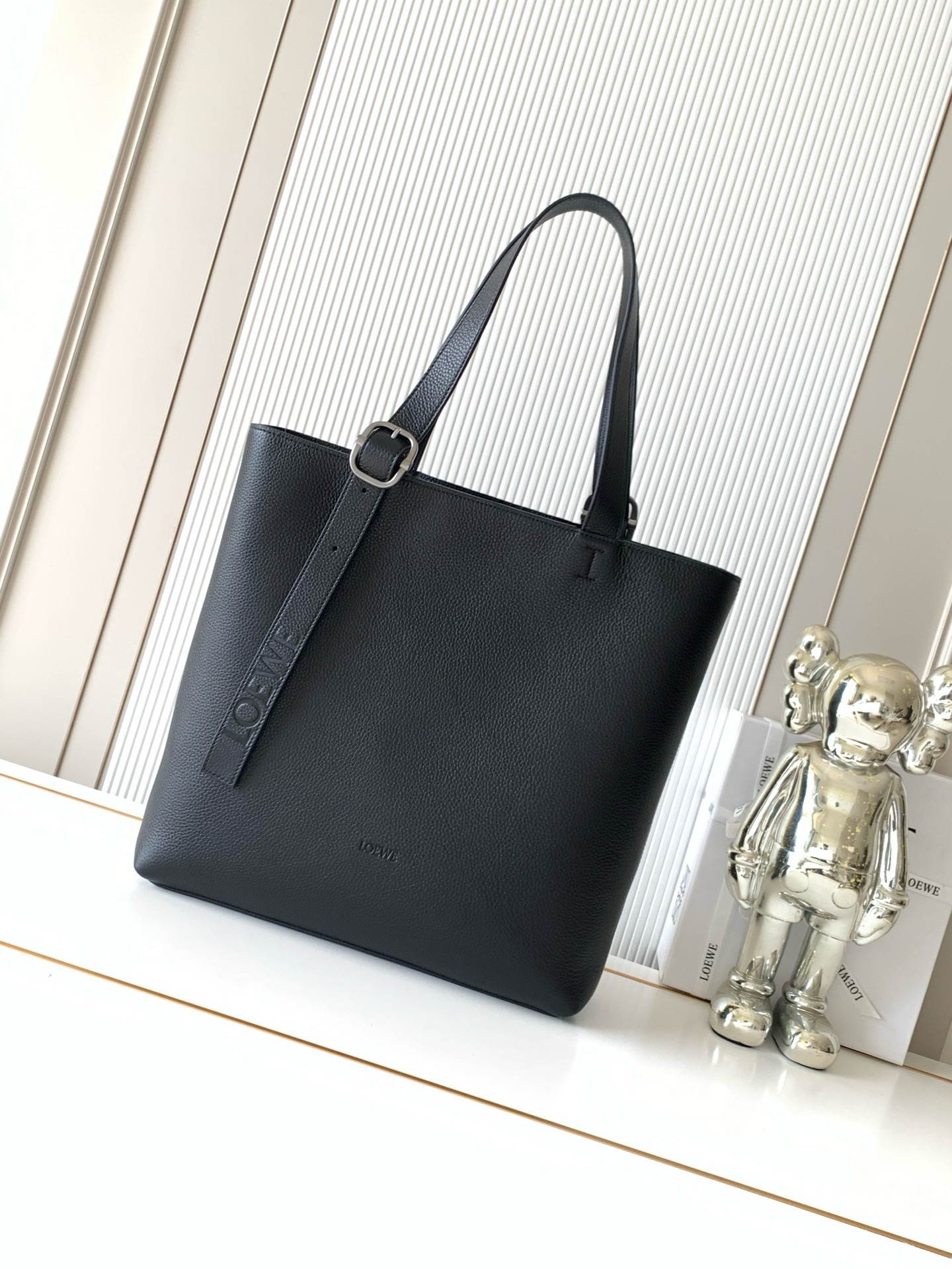 NO:941991,Large Flamenco Purse bag in supple nappa deer leather with ruching Key details like the signature knots on the sides and sweet chains reinterpreted in more generous proportions This large version is crafted in supple nappa deer leather with tonal hardware Can be worn on the shoulder, cross-body or by hand  Size 41CM～26CM～9CM Style number 9181 Color black deerskin, Loewe, loewe19860909大号柔软纳帕鹿皮革 Flamenco Purse 福袋采用褶皱设计主要细节如两侧的标志性绳结和甜甜链条以更加宽大的比例重新演绎此大号版本采用柔软纳帕鹿皮制成搭配同色系金属配件可肩背、斜挎或手提*可拆卸可调节皮革肩带*可拆卸甜甜圈链条以饰*Anagram pebble 精妙磁扣开合绒面革衬里烫金或烫银 尺寸41CM～26CM～9CM 款号9181 颜色黑色鹿皮,罗意威,loewe,Bag