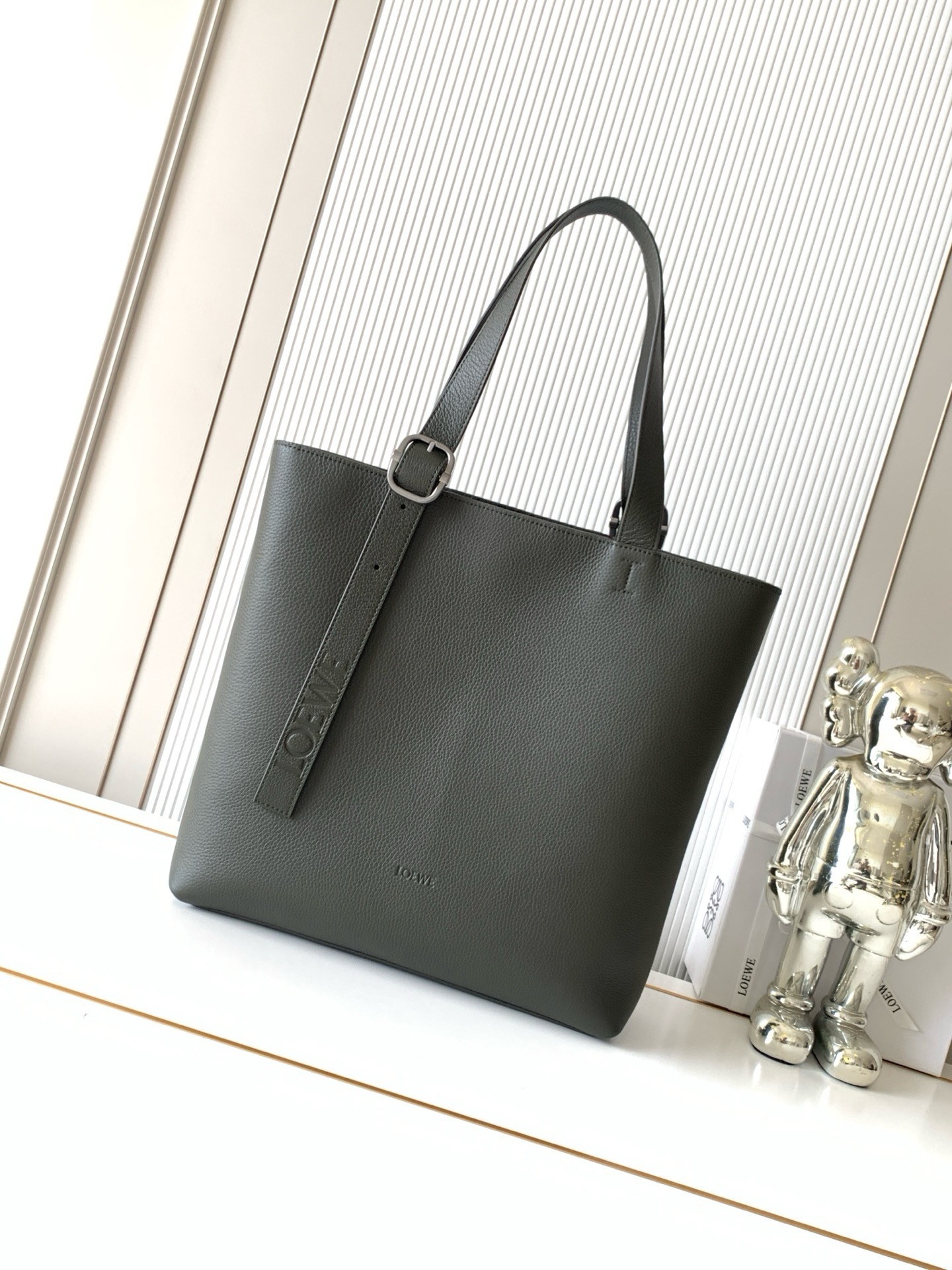 NO:941995,Large Flamenco Purse bag in supple nappa deer leather with ruching Key details like the signature knots on the sides and sweet chains reinterpreted in more generous proportions This large version is crafted in supple nappa deer leather with tonal hardware Can be worn on the shoulder, cross-body or by hand  Size 41CM～26CM～9CM Style number 9181 Color green deerskin, Loewe, loewe19860909大号柔软纳帕鹿皮革 Flamenco Purse 福袋采用褶皱设计主要细节如两侧的标志性绳结和甜甜链条以更加宽大的比例重新演绎此大号版本采用柔软纳帕鹿皮制成搭配同色系金属配件可肩背、斜挎或手提*可拆卸可调节皮革肩带*可拆卸甜甜圈链条以饰*Anagram pebble 精妙磁扣开合绒面革衬里烫金或烫银 尺寸41CM～26CM～9CM 款号9181 颜色绿色鹿皮,罗意威,loewe,Bag
