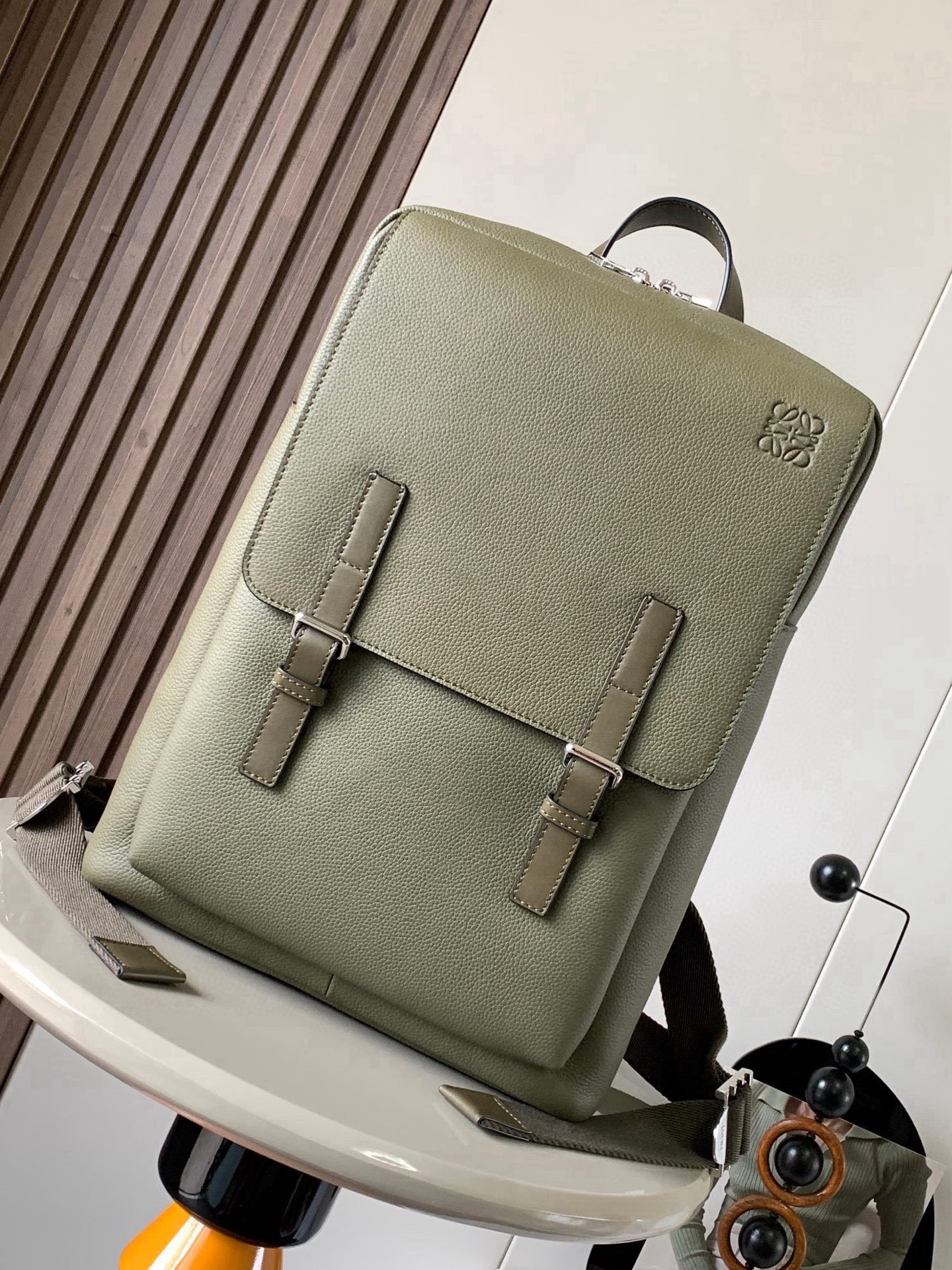 NO:942000,Soft Grained Cow Leather Military Backpack The Military Backpack is a roomy and versatile backpack with one main compartment and an additional compartment under the fold-over flap and closure with magnetic closure and additional pin buckle. The shoulder straps are adjustable via metal sliders. This version is made of soft grained cow leather and is a high-looking backpack for men!  The square shape is perfect for boys~ The grained calfskin is super soft and soft on the hand. Not only that, it also has a large capacity, suitable for commuting and traveling. It is fashionable and practical at the same time!  .Carry on backpack, shoulder or top handle .Large inner pocket can hold laptop .Herringbone cotton canvas lining ·Anagram embossed Size 38～29～12CM Style No. 9024 Color green, Loewe, loewe, backpacks,cowhide19860909柔软粒面牛皮革军用背包双肩包Military Backpack 是一种宽敞且用途广泛的背包带有一个主隔层和一个折叠翻盖下的额外隔层并通过磁扣和额外的针扣关闭肩带可通过金属滑块调节.此版本采用柔软粒面牛皮革制成男士高颜值双肩包了！方方正正的太适合男生啦～粒面小牛皮上手超柔柔不仅如此它还有超大容量,适用于通勤和差旅,时尚与实用并存！ .双肩背、肩背或顶部提手携带 .大号内袋可容纳笔记本电脑 .人字纹棉质帆布衬里 · Anagram 压纹 尺寸38～29～12CM 款号9024 颜色绿色,罗意威,loewe,backpacks,cowhide,Bag