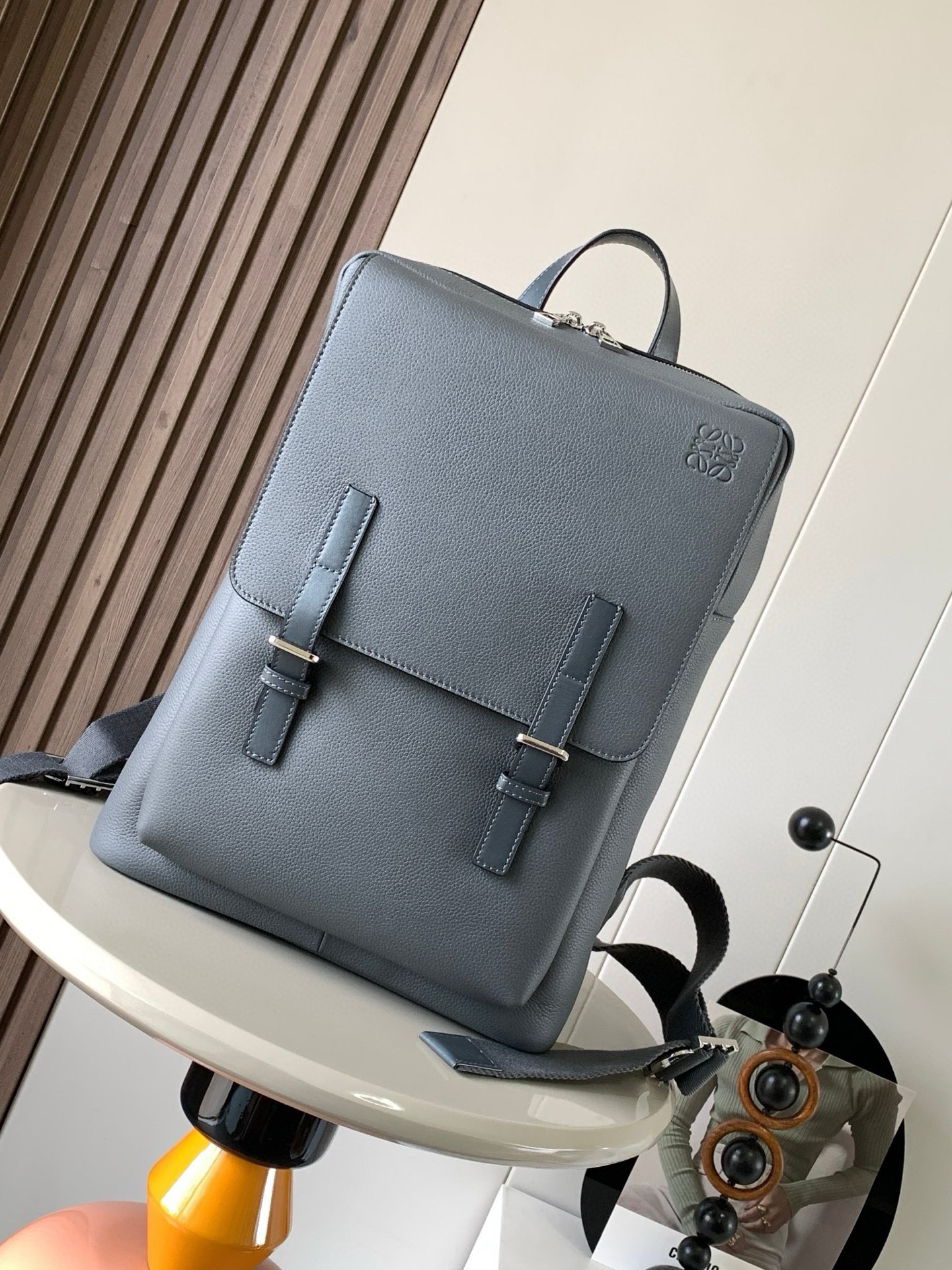 NO:942003,Soft Grained Cow Leather Military Backpack The Military Backpack is a roomy and versatile backpack with one main compartment and an additional compartment under the fold-over flap and closure with magnetic closure and additional pin buckle. The shoulder straps are adjustable via metal sliders. This version is made of soft grained cow leather and is a high-looking backpack for men!  The square shape is perfect for boys~ The grained calfskin is super soft and soft on the hand. Not only that, it also has a large capacity, suitable for commuting and traveling. It is fashionable and practical at the same time!  .Carry on backpack, shoulder or top handle .Large inner pocket can hold laptop .Herringbone cotton canvas lining ·Anagram embossed Size 38～29～12CM Style No. 9024 Color gray, Loewe, loewe, backpacks,cowhide19860909柔软粒面牛皮革军用背包双肩包Military Backpack 是一种宽敞且用途广泛的背包带有一个主隔层和一个折叠翻盖下的额外隔层并通过磁扣和额外的针扣关闭肩带可通过金属滑块调节.此版本采用柔软粒面牛皮革制成男士高颜值双肩包了！方方正正的太适合男生啦～粒面小牛皮上手超柔柔不仅如此它还有超大容量,适用于通勤和差旅,时尚与实用并存！ .双肩背、肩背或顶部提手携带 .大号内袋可容纳笔记本电脑 .人字纹棉质帆布衬里 · Anagram 压纹 尺寸38～29～12CM 款号9024 颜色灰色,罗意威,loewe,backpacks,cowhide,Bag