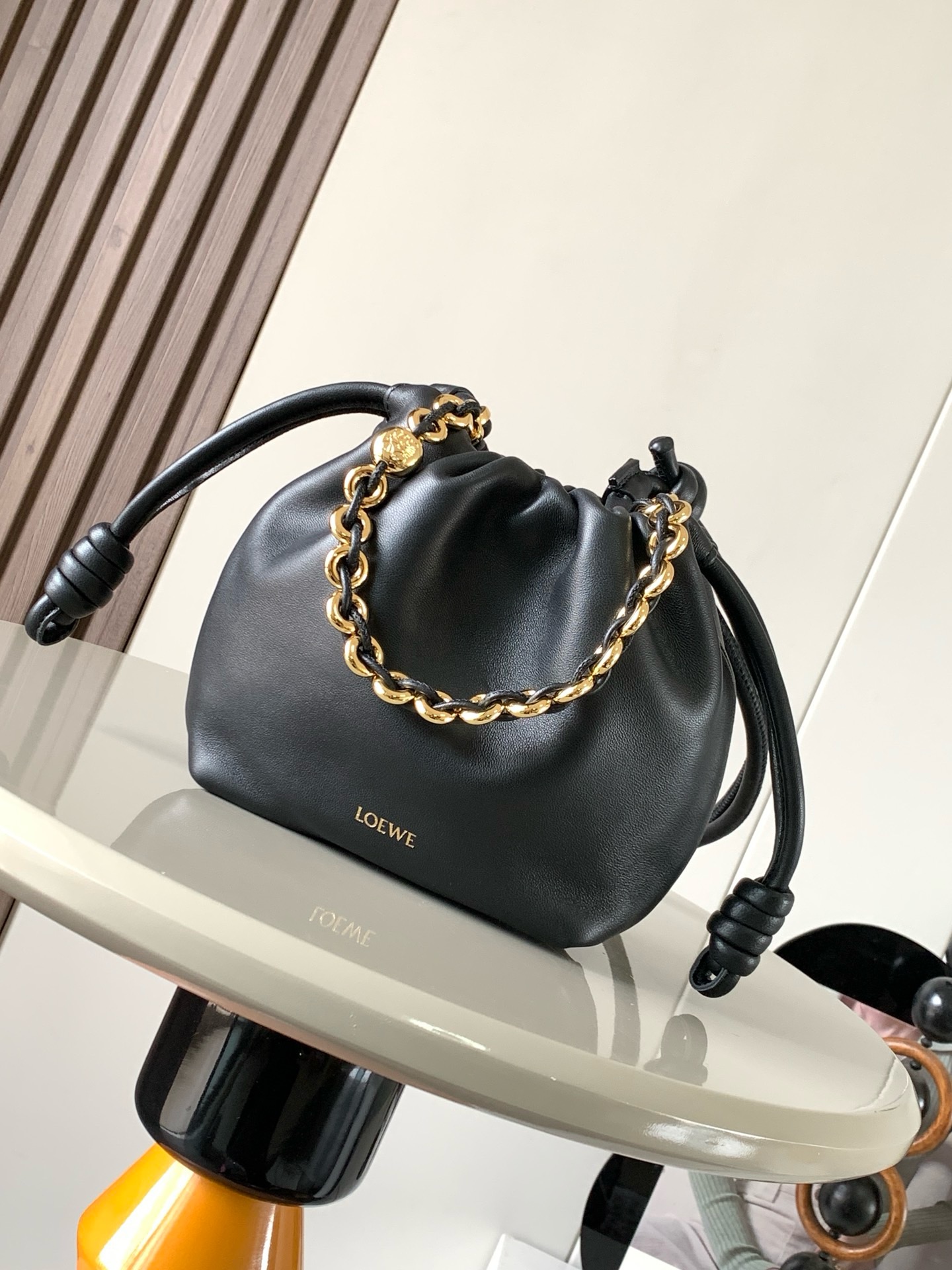 NO:941981,[Celebrity Style] Mini Nappa Lamb Leather Flamenco Purse New Clutch Flamenco Purse handbag features key details such as pleated design on the side and iconic knots. The style is fashionable and versatile and can be carried as a clutch bag, or can be worn on the shoulder with a donut chain or worn cross-body with a leather shoulder strap. This version is made of soft nappa sheep leather. * Can be carried on the shoulder, cross-body or handheld * Detachable and adjustable leather shoulder strap * Detachable donut chain decorated with Anagram  Engraved pebble pattern＊Low-key magnetic buckle closure＊Suede lining＊LOEWE hot stamping or hot silver Style No. 9058 Size 23cm～17cm～5.5cm Color black, Loewe, loewe, loewe, handbag, sheepskin19860909【明星同款】迷你纳帕羊皮革 Flamenco Purse 新款手拿包Flamenco Purse 手袋采用褶皱设计侧面搭配标志性绳结等关键细节.款式时尚百搭可作为手拿包携带,亦可搭配甜甜圈链条肩背或搭配皮革肩带斜挎.此版本采用柔软纳帕羊皮革制成.＊可肩背、斜挎或手提＊可拆卸可调节皮革肩带＊可拆卸甜甜圈链条饰有 Anagram 镌刻卵石纹＊低调的磁扣开合＊绒面革衬里＊ LOEWE 烫金或烫银 款号9058 尺寸23cm～17cm～5.5cm 颜色黑色,罗意威,loewe,loewe,handbag,sheepskin,Bag