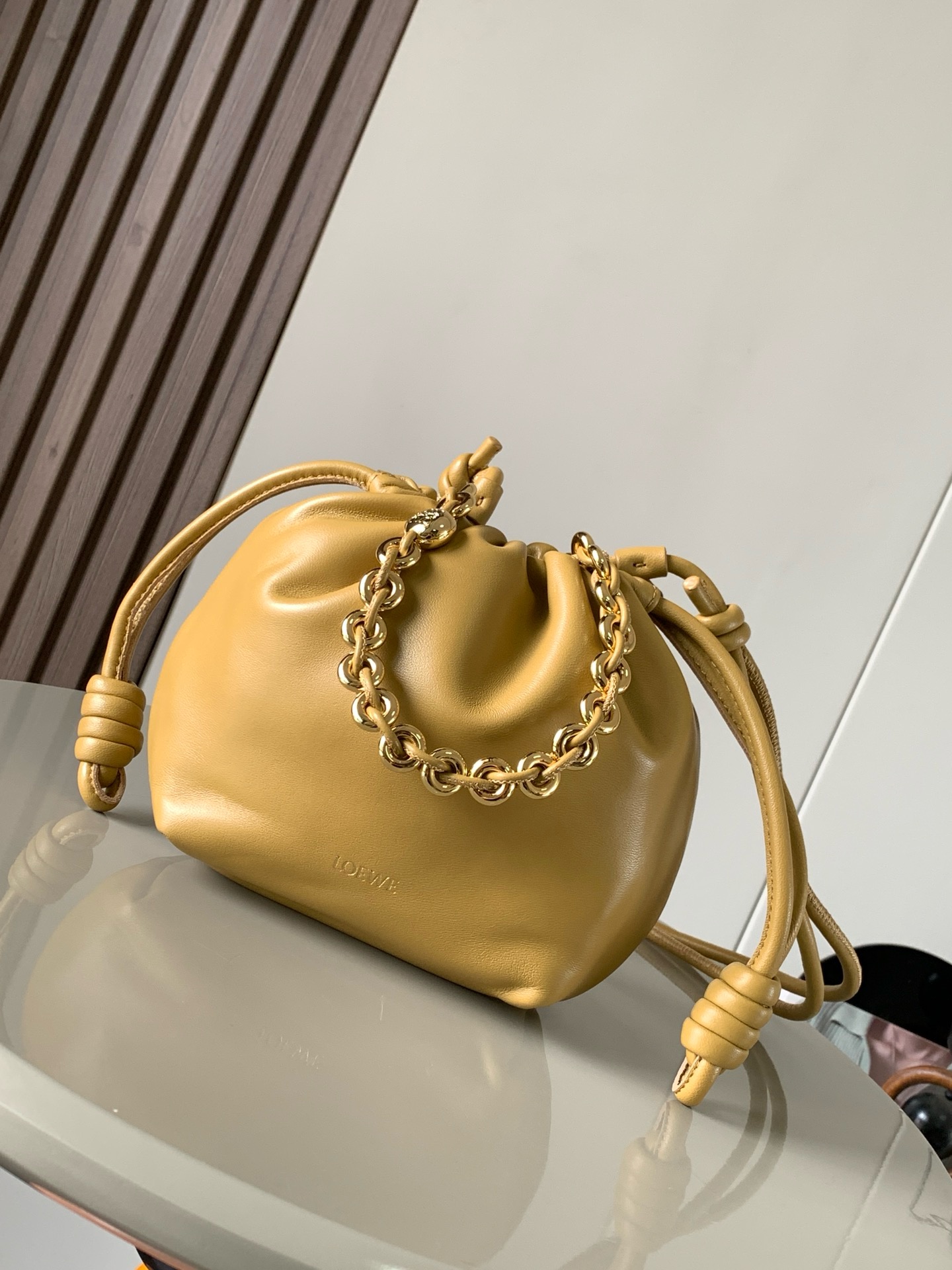 NO:941984,[Celebrity Style] Mini Nappa Lamb Leather Flamenco Purse New Clutch Flamenco Purse handbag features key details such as pleated design on the side and iconic knots. The style is fashionable and versatile and can be carried as a clutch bag, or can be worn on the shoulder with a donut chain or worn cross-body with a leather shoulder strap. This version is made of soft nappa sheep leather. * Can be carried on the shoulder, cross-body or handheld * Detachable and adjustable leather shoulder strap * Detachable donut chain decorated with Anagram  Engraved pebble pattern＊Low-key magnetic buckle closure＊Suede lining＊LOEWE hot stamping or hot silver Style No. 9058 Size 23cm～17cm～5.5cm Color desert yellow, Loewe, loewe, loewe, handbag, sheepskin19860909【明星同款】迷你纳帕羊皮革 Flamenco Purse 新款手拿包Flamenco Purse 手袋采用褶皱设计侧面搭配标志性绳结等关键细节.款式时尚百搭可作为手拿包携带,亦可搭配甜甜圈链条肩背或搭配皮革肩带斜挎.此版本采用柔软纳帕羊皮革制成.＊可肩背、斜挎或手提＊可拆卸可调节皮革肩带＊可拆卸甜甜圈链条饰有 Anagram 镌刻卵石纹＊低调的磁扣开合＊绒面革衬里＊ LOEWE 烫金或烫银 款号9058 尺寸23cm～17cm～5.5cm 颜色沙漠黄,罗意威,loewe,loewe,handbag,sheepskin,Bag