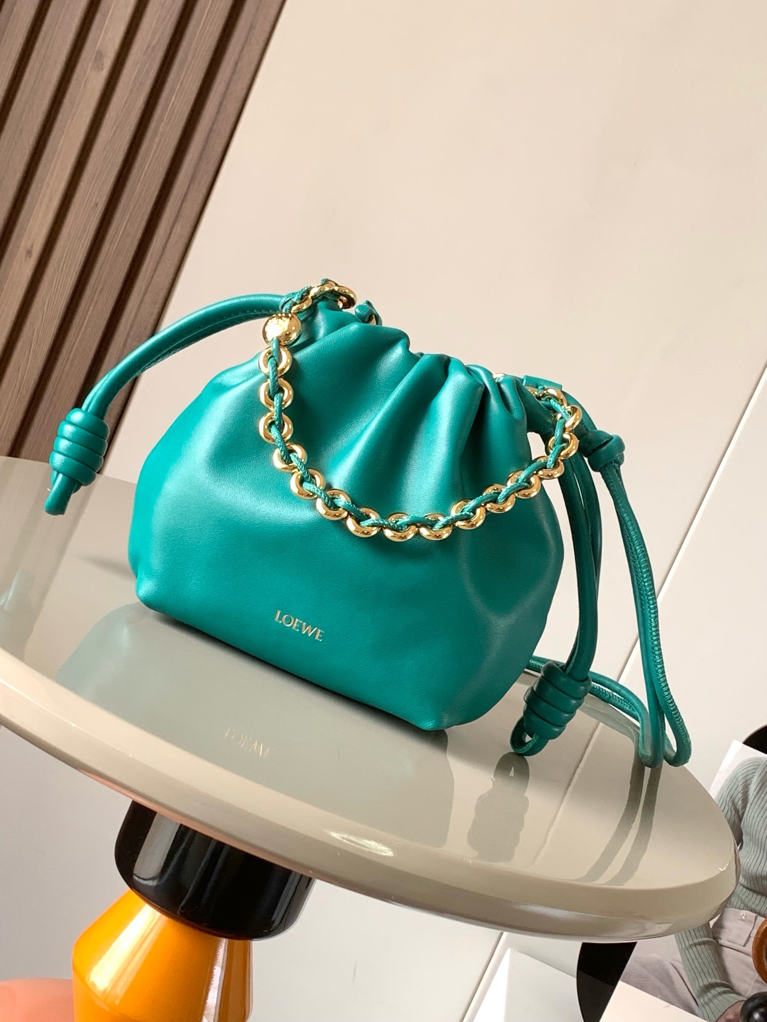 NO:941987,[Celebrity Style] Mini Nappa Lamb Leather Flamenco Purse New Clutch Flamenco Purse handbag features key details such as pleated design on the side and iconic knots. The style is fashionable and versatile and can be carried as a clutch bag, or can be worn on the shoulder with a donut chain or worn cross-body with a leather shoulder strap. This version is made of soft nappa sheep leather. * Can be carried on the shoulder, cross-body or handheld * Detachable and adjustable leather shoulder strap * Detachable donut chain decorated with Anagram  Engraved pebble pattern＊Low-key magnetic buckle closure＊Suede lining＊LOEWE hot stamping or hot silver Style No. 9058 Size 23cm～17cm～5.5cm Color emerald green, Loewe, loewe, loewe, handbag, sheepskin19860909【明星同款】迷你纳帕羊皮革 Flamenco Purse 新款手拿包Flamenco Purse 手袋采用褶皱设计侧面搭配标志性绳结等关键细节.款式时尚百搭可作为手拿包携带,亦可搭配甜甜圈链条肩背或搭配皮革肩带斜挎.此版本采用柔软纳帕羊皮革制成.＊可肩背、斜挎或手提＊可拆卸可调节皮革肩带＊可拆卸甜甜圈链条饰有 Anagram 镌刻卵石纹＊低调的磁扣开合＊绒面革衬里＊ LOEWE 烫金或烫银 款号9058 尺寸23cm～17cm～5.5cm 颜色翡翠绿,罗意威,loewe,loewe,handbag,sheepskin,Bag