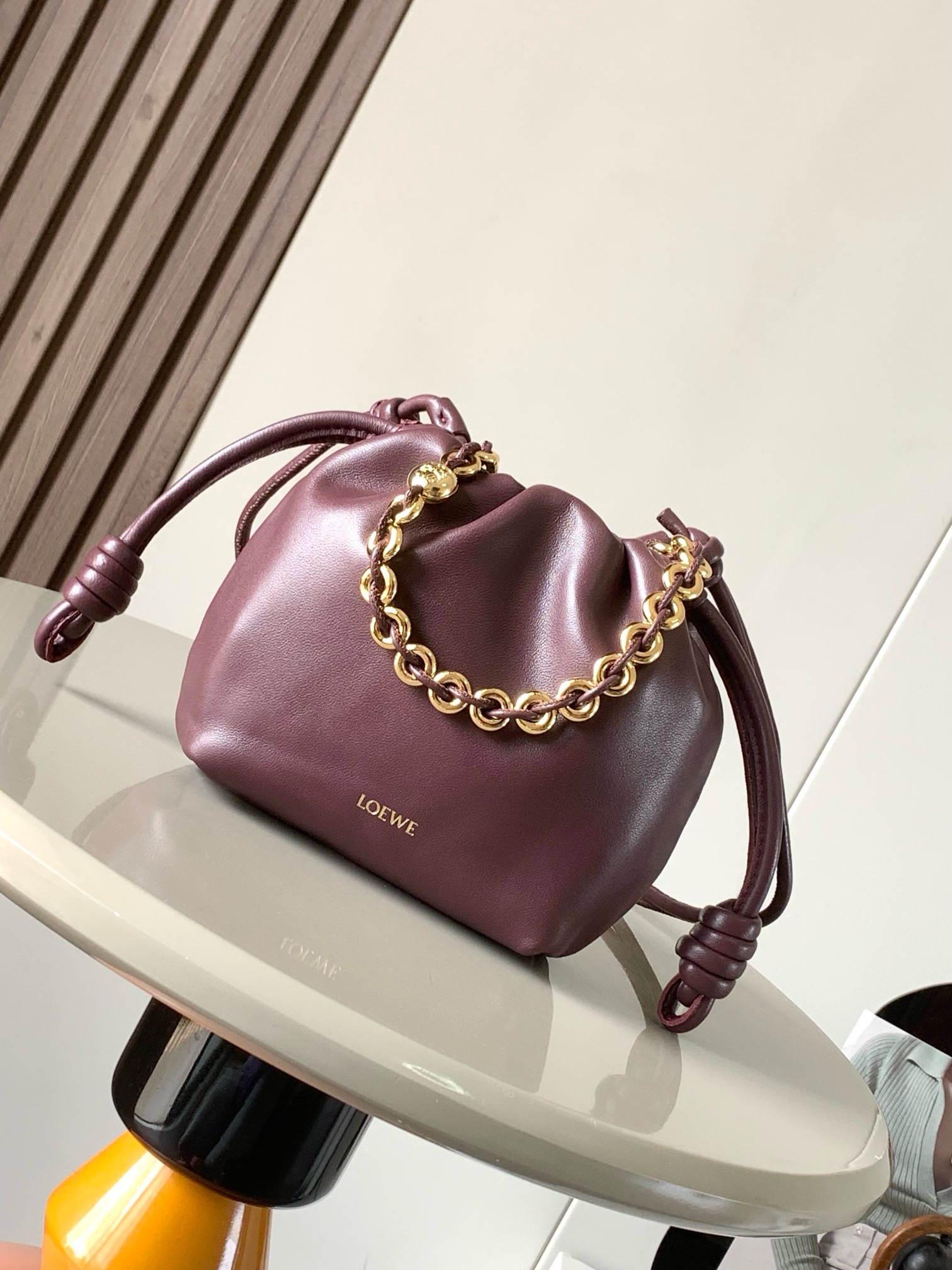 NO:941990,[Celebrity Style] Mini Nappa Lamb Leather Flamenco Purse New Clutch Flamenco Purse handbag features key details such as pleated design on the side and iconic knots. The style is fashionable and versatile and can be carried as a clutch bag, or can be worn on the shoulder with a donut chain or worn cross-body with a leather shoulder strap. This version is made of soft nappa sheep leather. * Can be carried on the shoulder, cross-body or handheld * Detachable and adjustable leather shoulder strap * Detachable donut chain decorated with Anagram  Engraved pebble pattern＊Low-key magnetic buckle closure＊Suede lining＊LOEWE hot stamping or hot silver Style No. 9058 Size 23cm～17cm～5.5cm Color Burgundy red, Loewe, loewe, loewe, handbag, sheepskin19860909【明星同款】迷你纳帕羊皮革 Flamenco Purse 新款手拿包Flamenco Purse 手袋采用褶皱设计侧面搭配标志性绳结等关键细节.款式时尚百搭可作为手拿包携带,亦可搭配甜甜圈链条肩背或搭配皮革肩带斜挎.此版本采用柔软纳帕羊皮革制成.＊可肩背、斜挎或手提＊可拆卸可调节皮革肩带＊可拆卸甜甜圈链条饰有 Anagram 镌刻卵石纹＊低调的磁扣开合＊绒面革衬里＊ LOEWE 烫金或烫银 款号9058 尺寸23cm～17cm～5.5cm 颜色勃良地红,罗意威,loewe,loewe,handbag,sheepskin,Bag