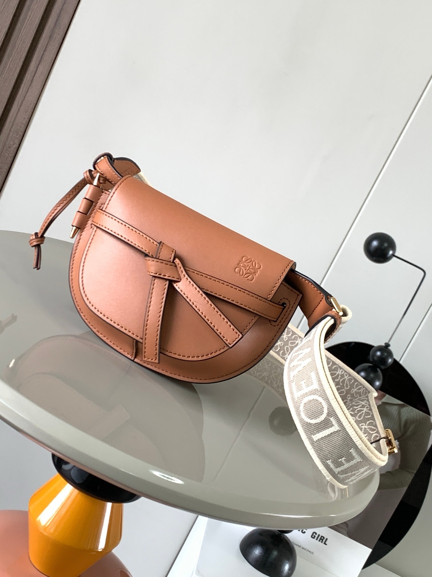 NO:942002,Popular mini 21CM new letter wide shoulder strap saddle bag Gate Duel handbag wide shoulder strap is simply the pen of the soul giving gate a new life. The bag body is made of soft cow leather and is removable and adjustable cowhide embroidered shoulder strap [love] single shoulder cross body, waist bag and chest bag are very ~ the back body is very elegant and the capacity is also very online. The bow is not only a decoration, but also the only socket on the bag cover. There is only one brand in the whole bag with exquisite logo.  The bullet-type brass hosel has no other hardware accessories. It is completely made of high-end Western European traditional leather craftsmanship and design style. So it is lightweight and the shoulder straps can be adjusted in length. Girls of any height can handle it. This is very nice. Size 21CM~13CM~9.5CM. Style No. 9003. Color Brown, Loewe, Loewe, Cowhide19860909爆款 迷你21CM 新款字母宽肩带马鞍包Gate Duel手袋寛肩带简直是灵魂之笔赋予了gate全新的生命包身采用柔软牛皮革精制而成可拆卸调节牛皮提绣花肩带[爱心]单肩斜挎、腰包 胸包都非常~背上身很显气质 容量也非常在线 蝴蝶结不仅是装饰,也是包盖的唯一插口全包只有一个带品牌精致logo 的子弹头式黄铜插鞘没有其他五金配件,完全是高大上的西欧传统皮革工艺性和设计风格So自重轻便,肩带调节长度,任何身高妹纸都可驾驭,这点很nice了 尺寸21CM~13CM~9.5CM 款号9003 颜色棕色,罗意威,loewe,cowhide,Bag