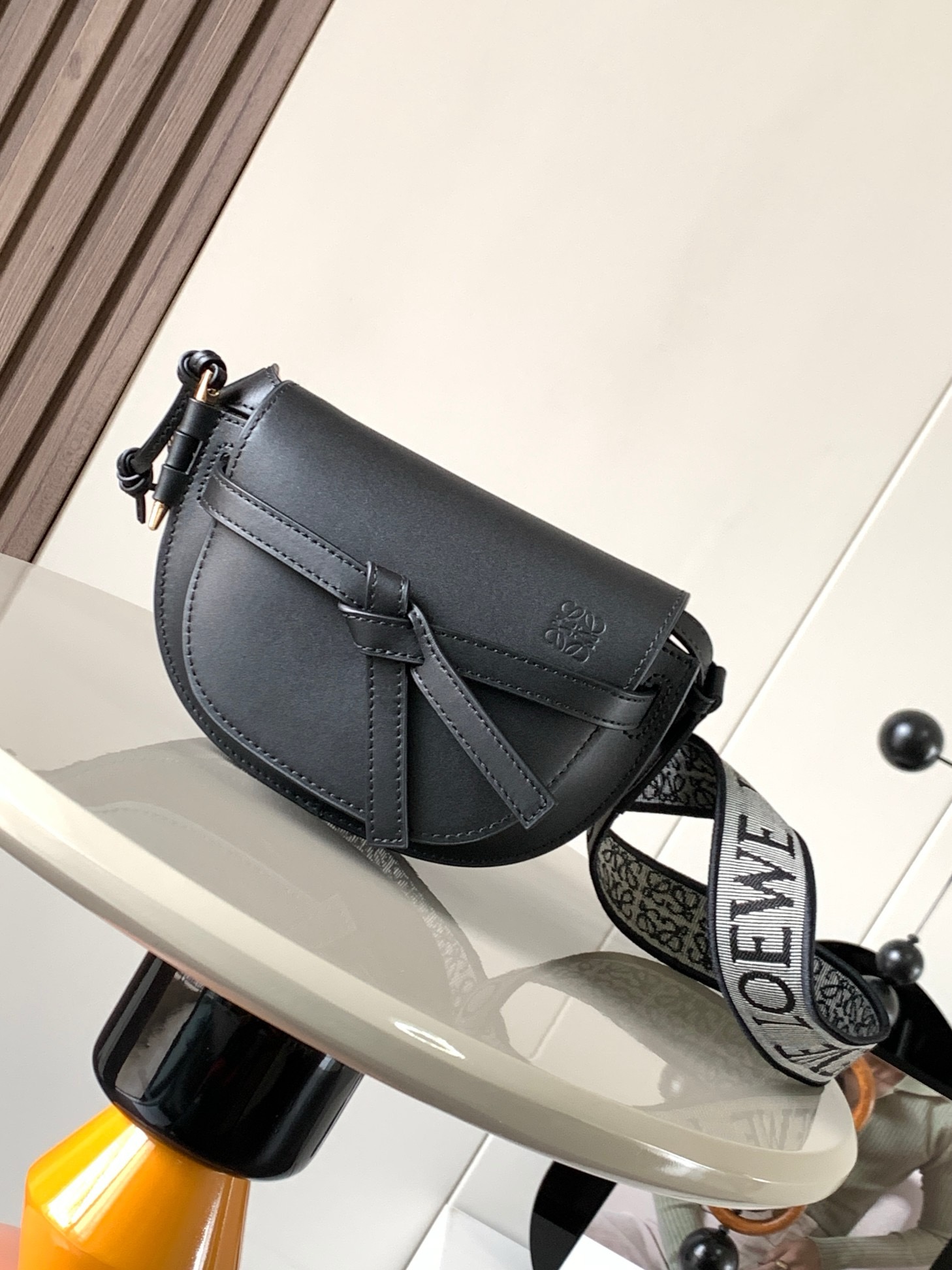 NO:942005,Popular mini 21CM new letter wide shoulder strap saddle bag Gate Duel handbag wide shoulder strap is simply the pen of the soul giving gate a new life. The bag body is made of soft cow leather and is removable and adjustable cowhide embroidered shoulder strap [love] single shoulder crossbody, waist bag and chest bag are very ~ the back body is very elegant and the capacity is also very online. The bow is not only a decoration, but also the only socket on the bag cover. There is only one brand in the whole bag with exquisite logo.  The bullet-type brass hosel has no other hardware accessories. It is completely made of high-end Western European traditional leather craftsmanship and design style. So it is lightweight and the shoulder straps can be adjusted in length. Girls of any height can handle it. This is very nice. Size 21CM~13CM~9.5CM. Style No. 9003. Color: Black, Loewe, Cowhide19860909爆款 迷你21CM 新款字母宽肩带马鞍包Gate Duel手袋寛肩带简直是灵魂之笔赋予了gate全新的生命包身采用柔软牛皮革精制而成可拆卸调节牛皮提绣花肩带[爱心]单肩斜挎、腰包 胸包都非常~背上身很显气质 容量也非常在线 蝴蝶结不仅是装饰,也是包盖的唯一插口全包只有一个带品牌精致logo 的子弹头式黄铜插鞘没有其他五金配件,完全是高大上的西欧传统皮革工艺性和设计风格So自重轻便,肩带调节长度,任何身高妹纸都可驾驭,这点很nice了 尺寸21CM~13CM~9.5CM 款号9003 颜色黑色,罗意威,loewe,cowhide,Bag