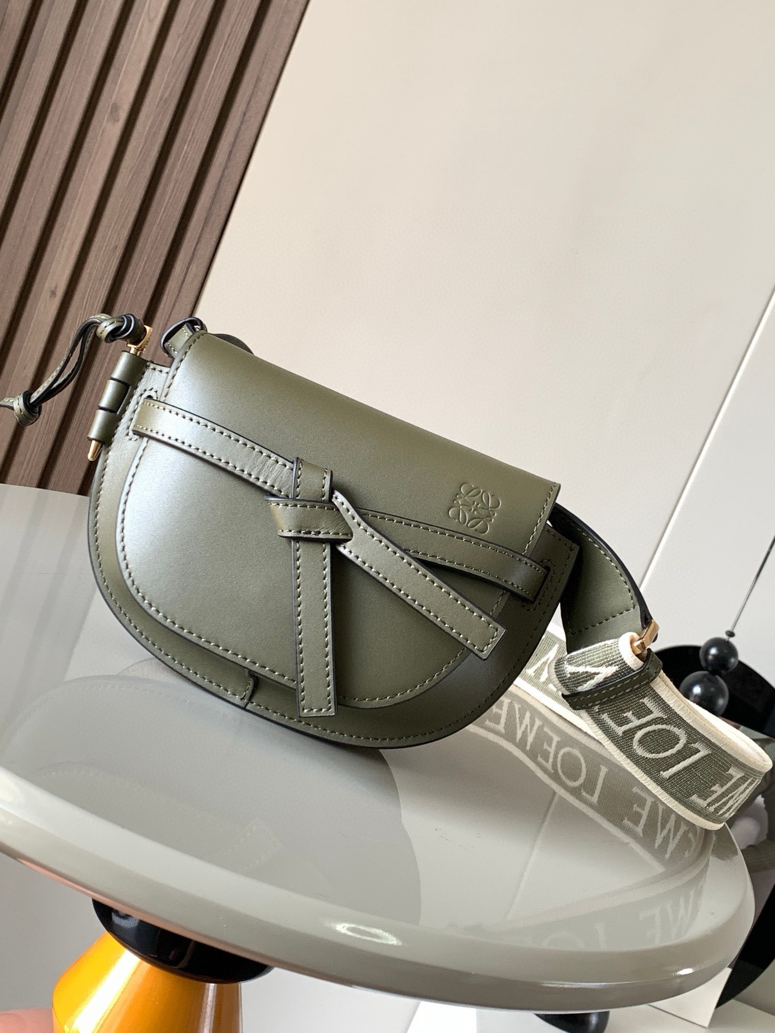 NO:942015,Popular mini 21CM new letter wide shoulder strap saddle bag Gate Duel handbag wide shoulder strap is simply the pen of the soul giving gate a new life. The bag body is made of soft cow leather and is removable and adjustable cowhide embroidered shoulder strap [love] single shoulder cross body, waist bag and chest bag are very ~ the back body is very elegant and the capacity is also very online. The bow is not only a decoration, but also the only socket on the bag cover. There is only one brand in the whole bag with exquisite logo.  The bullet-type brass hosel has no other hardware accessories. It is completely made of high-end Western European traditional leather craftsmanship and design style. So it is lightweight and the shoulder straps can be adjusted in length. Girls of any height can handle it. This is very nice. Size 21CM~13CM~9.5CM. Style No. 9003. Color green, Loewe, Loewe, Cowhide19860909爆款 迷你21CM 新款字母宽肩带马鞍包Gate Duel手袋寛肩带简直是灵魂之笔赋予了gate全新的生命包身采用柔软牛皮革精制而成可拆卸调节牛皮提绣花肩带[爱心]单肩斜挎、腰包 胸包都非常~背上身很显气质 容量也非常在线 蝴蝶结不仅是装饰,也是包盖的唯一插口全包只有一个带品牌精致logo 的子弹头式黄铜插鞘没有其他五金配件,完全是高大上的西欧传统皮革工艺性和设计风格So自重轻便,肩带调节长度,任何身高妹纸都可驾驭,这点很nice了 尺寸21CM~13CM~9.5CM 款号9003 颜色绿色,罗意威,loewe,cowhide,Bag
