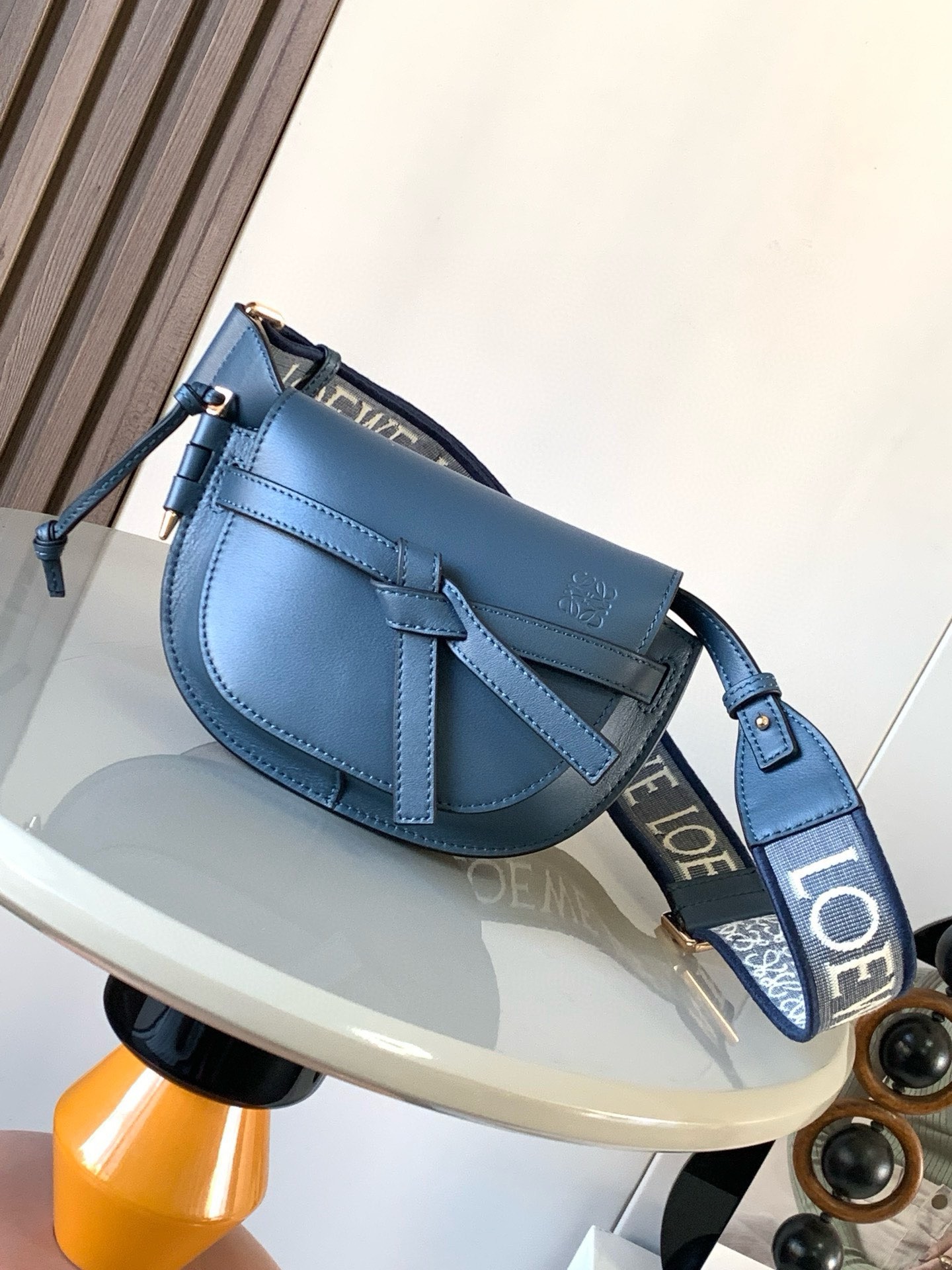NO:942007,Popular mini 21CM new letter wide shoulder strap saddle bag Gate Duel handbag wide shoulder strap is simply the pen of the soul giving gate a new life. The bag body is made of soft cow leather and is removable and adjustable cowhide embroidered shoulder strap [love] single shoulder crossbody, waist bag and chest bag are very ~ the back body is very elegant and the capacity is also very online. The bow is not only a decoration, but also the only socket on the bag cover. There is only one brand in the whole bag with exquisite logo.  The bullet-type brass hosel has no other hardware accessories. It is completely made of high-end Western European traditional leather craftsmanship and design style. So it is lightweight and the shoulder strap can be adjusted in length. Girls of any height can handle it. This is very nice. Size 21CM~13CM~9.5CM. Style number 9003. Color blue, Loewe, loewe, cowhide.19860909爆款 迷你21CM 新款字母宽肩带马鞍包Gate Duel手袋寛肩带简直是灵魂之笔赋予了gate全新的生命包身采用柔软牛皮革精制而成可拆卸调节牛皮提绣花肩带[爱心]单肩斜挎、腰包 胸包都非常~背上身很显气质 容量也非常在线 蝴蝶结不仅是装饰,也是包盖的唯一插口全包只有一个带品牌精致logo 的子弹头式黄铜插鞘没有其他五金配件,完全是高大上的西欧传统皮革工艺性和设计风格So自重轻便,肩带调节长度,任何身高妹纸都可驾驭,这点很nice了 尺寸21CM~13CM~9.5CM 款号9003 颜色蓝色,罗意威,loewe,cowhide,Bag