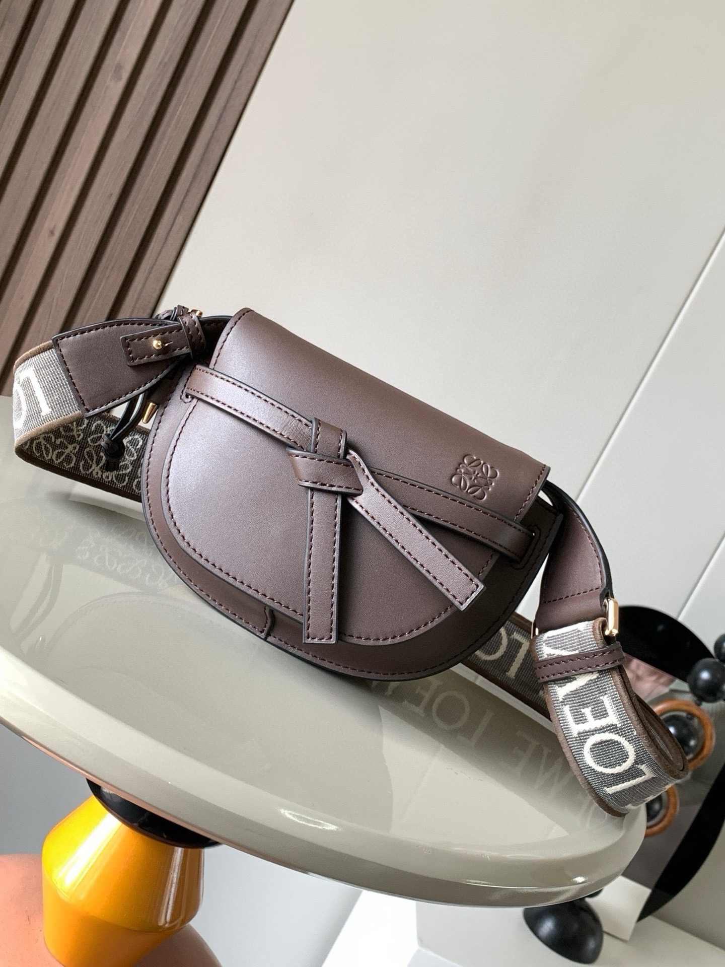 NO:942008,Popular mini 21CM new letter wide shoulder strap saddle bag Gate Duel handbag wide shoulder strap is simply the pen of the soul giving gate a new life. The bag body is made of soft cow leather and is removable and adjustable cowhide embroidered shoulder strap [love] single shoulder crossbody, waist bag and chest bag are very ~ the back body is very elegant and the capacity is also very online. The bow is not only a decoration, but also the only socket on the bag cover. There is only one brand in the whole bag with exquisite logo.  The bullet-type brass hosel has no other hardware accessories. It is completely made of high-end Western European traditional leather craftsmanship and design style. So it is lightweight and the shoulder straps can be adjusted in length. Girls of any height can control it. This is very nice. Size 21CM~13CM~9.5CM. Style No. 9003. Color: Brown, Loewe, Loewe, Cowhide19860909爆款 迷你21CM 新款字母宽肩带马鞍包Gate Duel手袋寛肩带简直是灵魂之笔赋予了gate全新的生命包身采用柔软牛皮革精制而成可拆卸调节牛皮提绣花肩带[爱心]单肩斜挎、腰包 胸包都非常~背上身很显气质 容量也非常在线 蝴蝶结不仅是装饰,也是包盖的唯一插口全包只有一个带品牌精致logo 的子弹头式黄铜插鞘没有其他五金配件,完全是高大上的西欧传统皮革工艺性和设计风格So自重轻便,肩带调节长度,任何身高妹纸都可驾驭,这点很nice了 尺寸21CM~13CM~9.5CM 款号9003 颜色咖啡色,罗意威,loewe,cowhide,Bag
