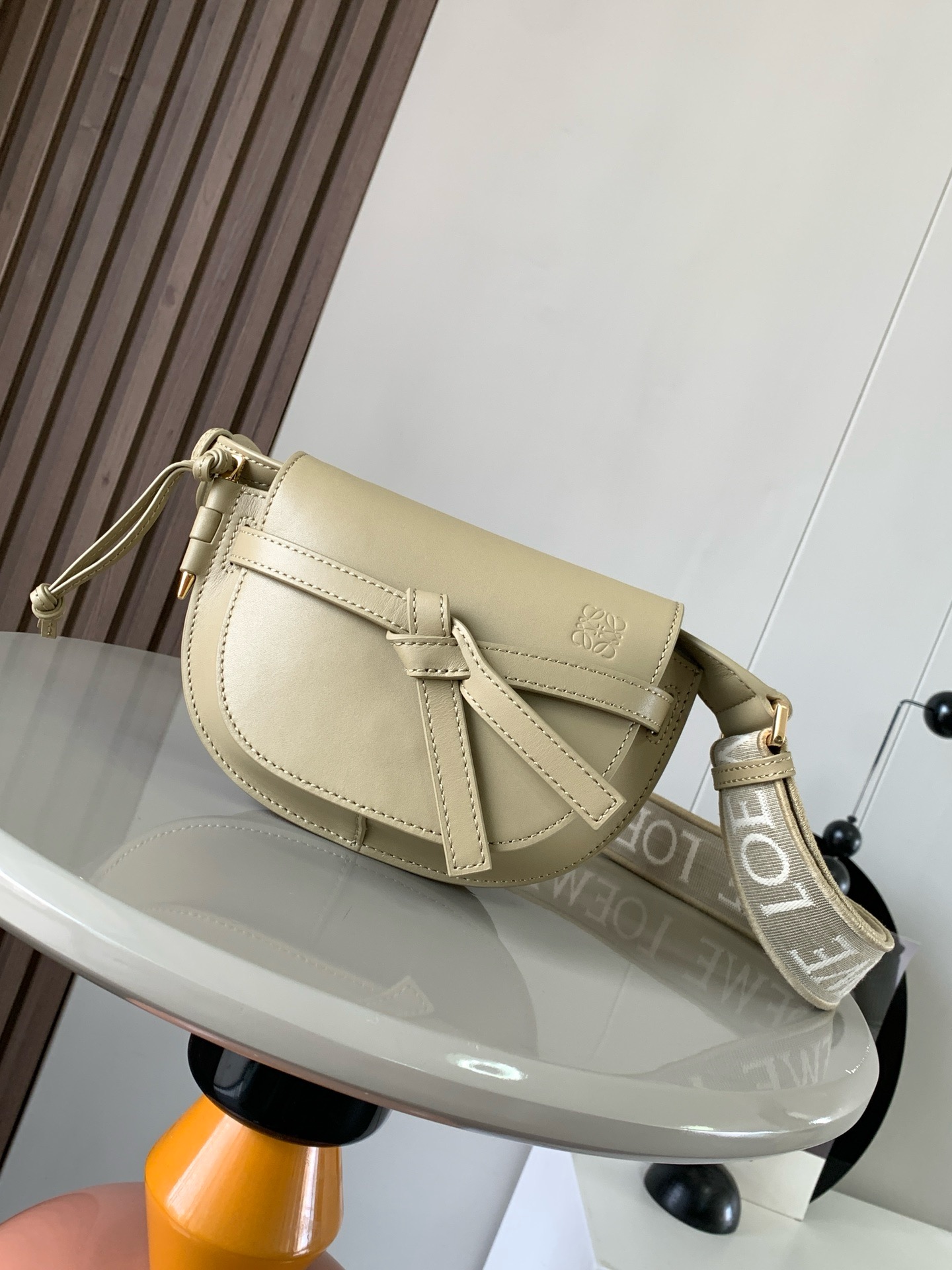 NO:942012,Popular mini 21CM new letter wide shoulder strap saddle bag Gate Duel handbag wide shoulder strap is simply the pen of the soul giving gate a new life. The bag body is made of soft cow leather and is removable and adjustable cowhide embroidered shoulder strap [love] single shoulder cross body, waist bag and chest bag are very ~ the back body is very elegant and the capacity is also very online. The bow is not only a decoration, but also the only socket on the bag cover. There is only one brand in the whole bag with exquisite logo.  The bullet-type brass hosel has no other hardware accessories. It is completely made of high-end Western European traditional leather craftsmanship and design style. So it is lightweight and the shoulder straps can be adjusted in length. It can be controlled by girls of any height. This is very nice. Size 21CM~13CM~9.5CM. Style No. 9003. Color Clay Green, Loewe, Loewe, Cowhide19860909爆款 迷你21CM 新款字母宽肩带马鞍包Gate Duel手袋寛肩带简直是灵魂之笔赋予了gate全新的生命包身采用柔软牛皮革精制而成可拆卸调节牛皮提绣花肩带[爱心]单肩斜挎、腰包 胸包都非常~背上身很显气质 容量也非常在线 蝴蝶结不仅是装饰,也是包盖的唯一插口全包只有一个带品牌精致logo 的子弹头式黄铜插鞘没有其他五金配件,完全是高大上的西欧传统皮革工艺性和设计风格So自重轻便,肩带调节长度,任何身高妹纸都可驾驭,这点很nice了 尺寸21CM~13CM~9.5CM 款号9003 颜色粘土绿,罗意威,loewe,cowhide,Bag