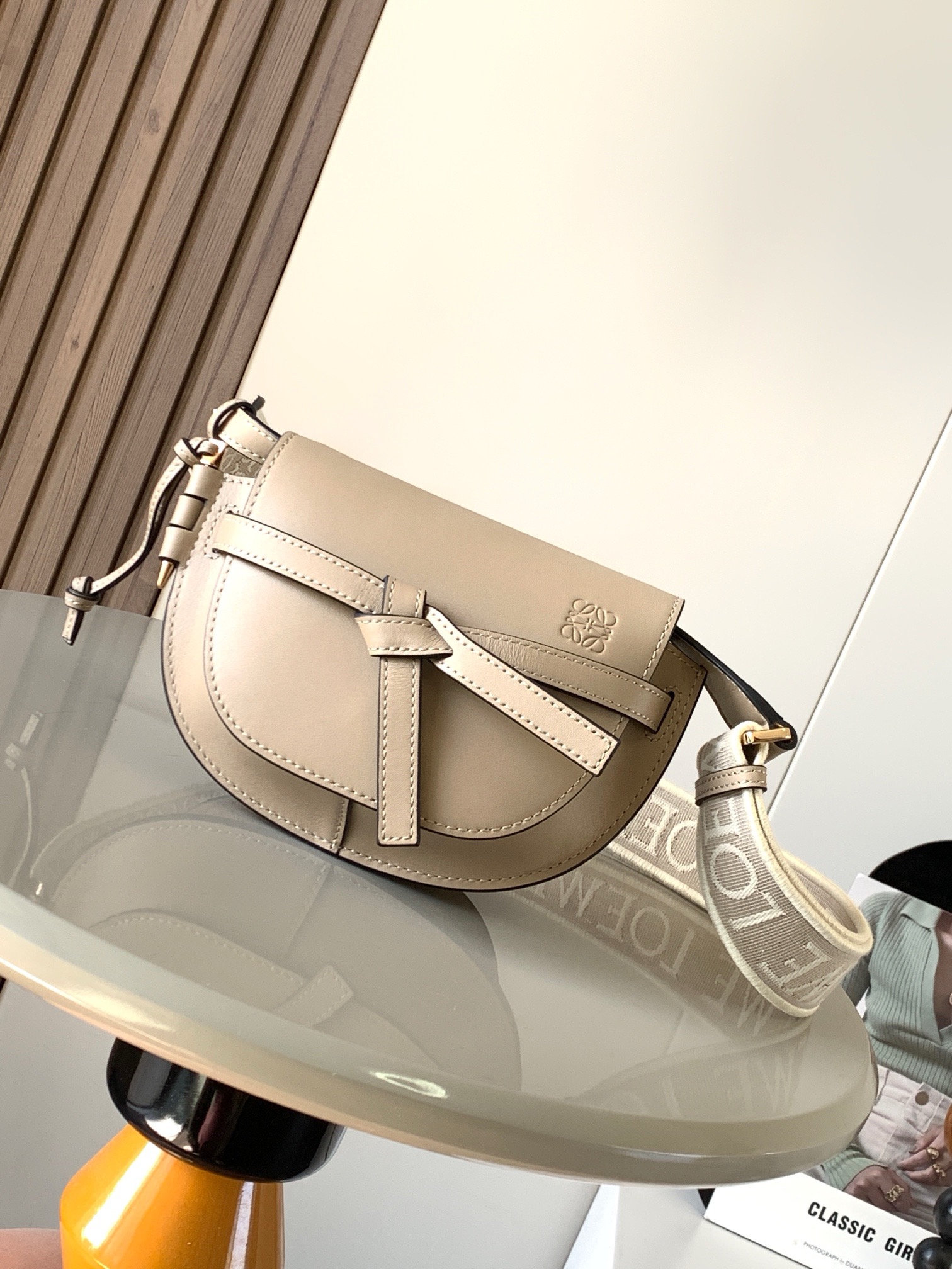 NO:942021,Popular mini 21CM new letter wide shoulder strap saddle bag Gate Duel handbag wide shoulder strap is simply the pen of the soul giving gate a new life. The bag body is made of soft cow leather and is removable and adjustable cowhide embroidered shoulder strap [love] single shoulder crossbody, waist bag and chest bag are very ~ the back body is very elegant and the capacity is also very online. The bow is not only a decoration, but also the only socket on the bag cover. There is only one brand in the whole bag with exquisite logo.  The bullet-type brass hosel has no other hardware accessories. It is completely made of traditional Western European leather craftsmanship and design style. So it is lightweight and the shoulder straps can be adjusted in length. Girls of any height can handle it. This is very nice. Size 21CM~13CM~9.5CM. Style No. 9003. Color: Mi Xing, Loewe, Loewe, Cowhide19860909爆款 迷你21CM 新款字母宽肩带马鞍包Gate Duel手袋寛肩带简直是灵魂之笔赋予了gate全新的生命包身采用柔软牛皮革精制而成可拆卸调节牛皮提绣花肩带[爱心]单肩斜挎、腰包 胸包都非常~背上身很显气质 容量也非常在线 蝴蝶结不仅是装饰,也是包盖的唯一插口全包只有一个带品牌精致logo 的子弹头式黄铜插鞘没有其他五金配件,完全是高大上的西欧传统皮革工艺性和设计风格So自重轻便,肩带调节长度,任何身高妹纸都可驾驭,这点很nice了 尺寸21CM~13CM~9.5CM 款号9003 颜色米杏,罗意威,loewe,cowhide,Bag