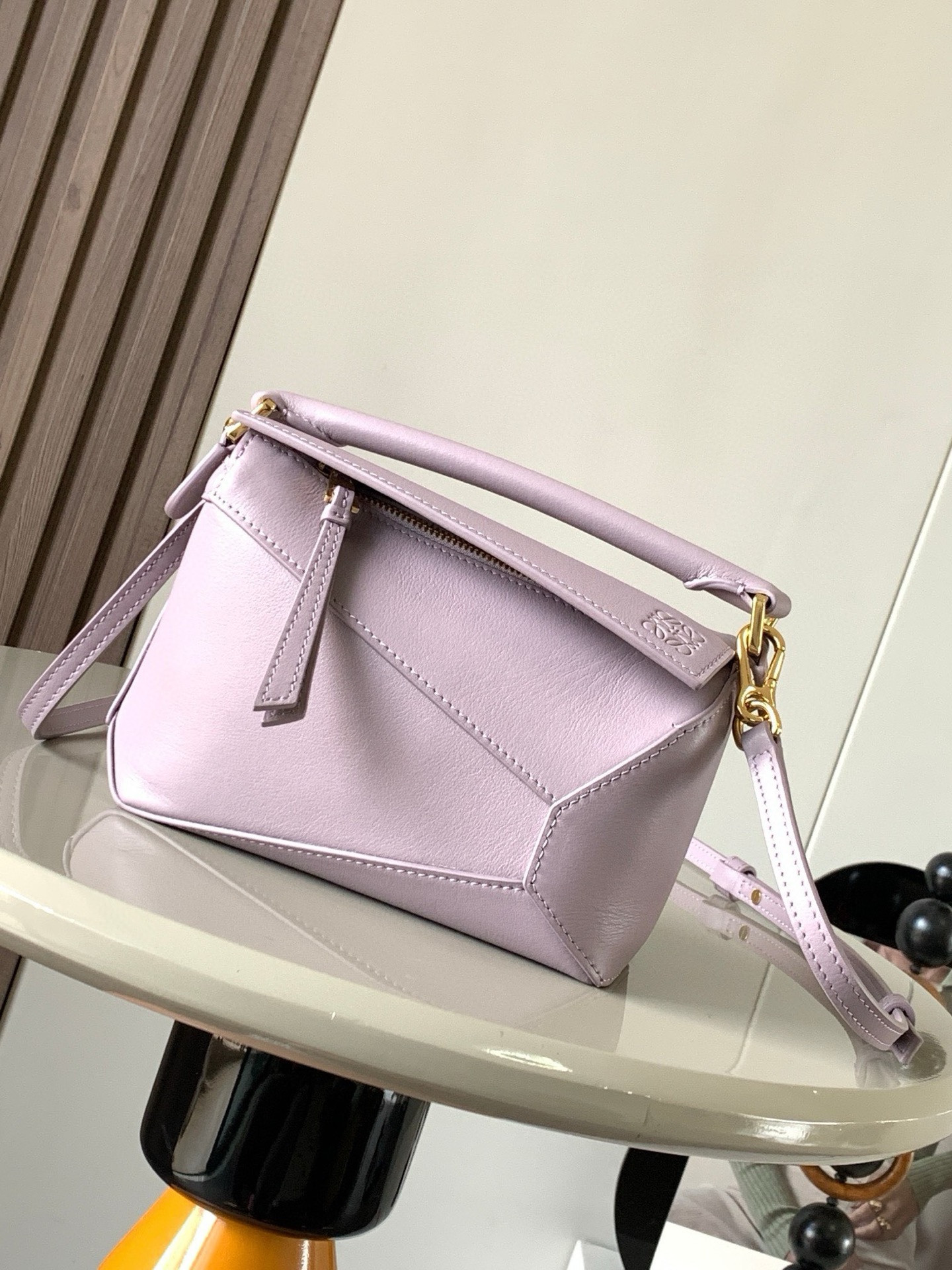 NO:942045,The popular new version of the geometric bag mini 18CM imported Napa calfskin Puzzle handbag is the creative director of Jonathan.  Anderson's first handbag for L0EWE The cuboid shape and precise cutting techniques create the unique geometric lines of the Puzzle. This mini version is crafted from classic cow leather Mini Puzzle  It can accommodate, for example, a small vertical wallet, mobile phones of most sizes (up to 6.1 inches) and sunglasses cases to be carried across the body, on the shoulder, in the hand or by the top handle. The detachable shoulder strap almost ignores the weight of the bag itself, making it practical for carrying mobile phones, small purses, lipsticks and powders when going out, without any sense of cumbersomeness, and a relaxed and happy life starts from now on (the xs and plus you are most concerned about are all OK). Size 18～12.5～8CM, style number 9310～8003  Color purple,loewe,loewe,wallets,cowhide19860909爆款新版本几何包迷你18CM原厂进口纳帕小牛皮Puzzle手袋是创意总监乔纳森．安德森为 L0EWE 推出的首款手提包长方体形状和精确的切割技术创造了 Puzzle 独特的几何线条.这个迷你版本采用经典牛皮革制成迷你 Puzzle 可以容纳例如一只小号垂直钱包、大多数尺寸的手机（最大6.1英寸）和太阳镜盒斜挎、肩背、手拿或顶部提手携带.可拆卸肩带包包自身重量几乎忽略,炒鸡实用,出门装手机小钱包口红粉饼,毫无累赘感,轻松愉快人生从此开启(你们最关心的xs,plus都ok哈） 尺寸18～12.5～8CM 款号9310～8003 颜色紫色,罗意威,loewe,wallets,cowhide,Bag