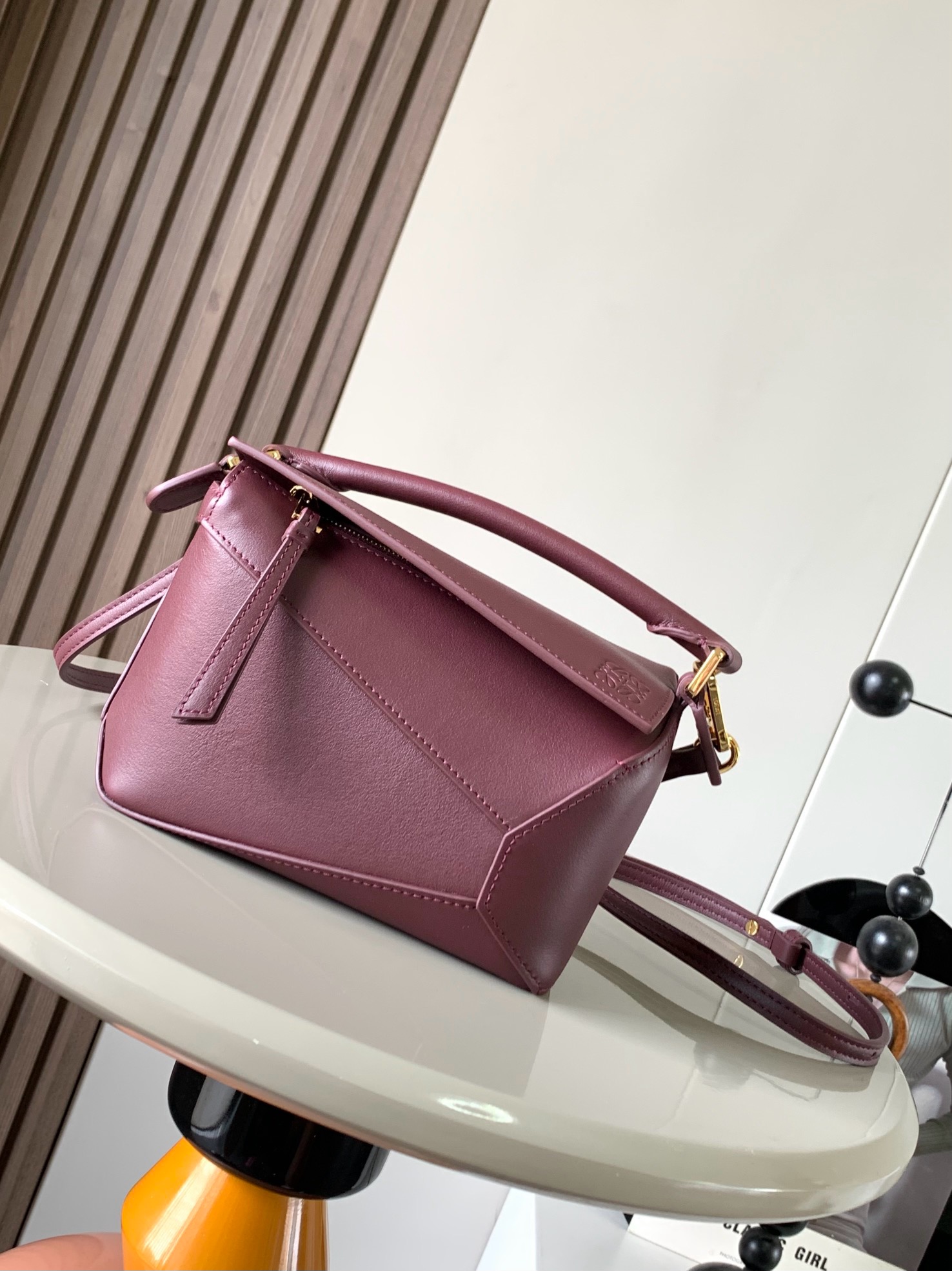 NO:942013,The popular new version of the geometric bag mini 18CM imported Napa calfskin Puzzle handbag is the creative director of Jonathan.  Anderson's first handbag for L0EWE The cuboid shape and precise cutting techniques create the unique geometric lines of the Puzzle. This mini version is crafted from classic cow leather Mini Puzzle  It can accommodate, for example, a small vertical wallet, mobile phones of most sizes (up to 6.1 inches) and sunglasses cases to be carried across the body, on the shoulder, in the hand or by the top handle. The detachable shoulder strap almost ignores the weight of the bag itself, making it practical for carrying mobile phones, small purses, lipsticks and powders when going out, without any sense of cumbersomeness, and a relaxed and happy life starts from now on (the xs and plus you are most concerned about are all OK). Size 18～12.5～8CM, style number 9310～8003  Color burgundy,loewe,loewe,wallets,cowhide19860909爆款新版本几何包迷你18CM原厂进口纳帕小牛皮Puzzle手袋是创意总监乔纳森．安德森为 L0EWE 推出的首款手提包长方体形状和精确的切割技术创造了 Puzzle 独特的几何线条.这个迷你版本采用经典牛皮革制成迷你 Puzzle 可以容纳例如一只小号垂直钱包、大多数尺寸的手机（最大6.1英寸）和太阳镜盒斜挎、肩背、手拿或顶部提手携带.可拆卸肩带包包自身重量几乎忽略,炒鸡实用,出门装手机小钱包口红粉饼,毫无累赘感,轻松愉快人生从此开启(你们最关心的xs,plus都ok哈） 尺寸18～12.5～8CM 款号9310～8003 颜色酒红色,罗意威,loewe,wallets,cowhide,Bag