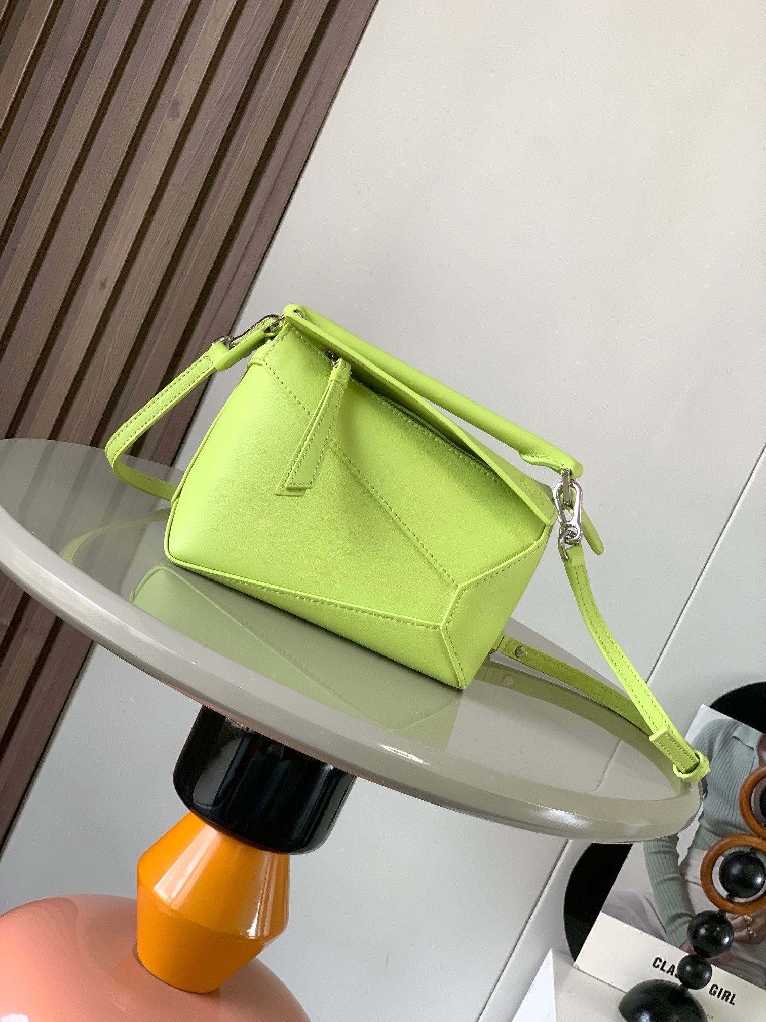 NO:942016,The popular new version of the geometric bag mini 18CM imported Napa calfskin Puzzle handbag is the creative director of Jonathan.  Anderson's first handbag for L0EWE The cuboid shape and precise cutting techniques create the unique geometric lines of the Puzzle. This mini version is crafted from classic cow leather Mini Puzzle  It can accommodate, for example, a small vertical wallet, mobile phones of most sizes (up to 6.1 inches) and sunglasses cases to be carried across the body, on the shoulder, in the hand or by the top handle. The detachable shoulder strap almost ignores the weight of the bag itself, making it practical for carrying mobile phones, small purses, lipsticks and powders when going out, without any sense of cumbersomeness, and a relaxed and happy life starts from now on (the xs and plus you are most concerned about are all OK). Size 18～12.5～8CM, style number 9310～8003  The color is celery green, Loewe, loewe, wallets, cowhide19860909爆款新版本几何包迷你18CM原厂进口纳帕小牛皮Puzzle手袋是创意总监乔纳森．安德森为 L0EWE 推出的首款手提包长方体形状和精确的切割技术创造了 Puzzle 独特的几何线条.这个迷你版本采用经典牛皮革制成迷你 Puzzle 可以容纳例如一只小号垂直钱包、大多数尺寸的手机（最大6.1英寸）和太阳镜盒斜挎、肩背、手拿或顶部提手携带.可拆卸肩带包包自身重量几乎忽略,炒鸡实用,出门装手机小钱包口红粉饼,毫无累赘感,轻松愉快人生从此开启(你们最关心的xs,plus都ok哈） 尺寸18～12.5～8CM 款号9310～8003 颜色回芹绿,罗意威,loewe,wallets,cowhide,Bag