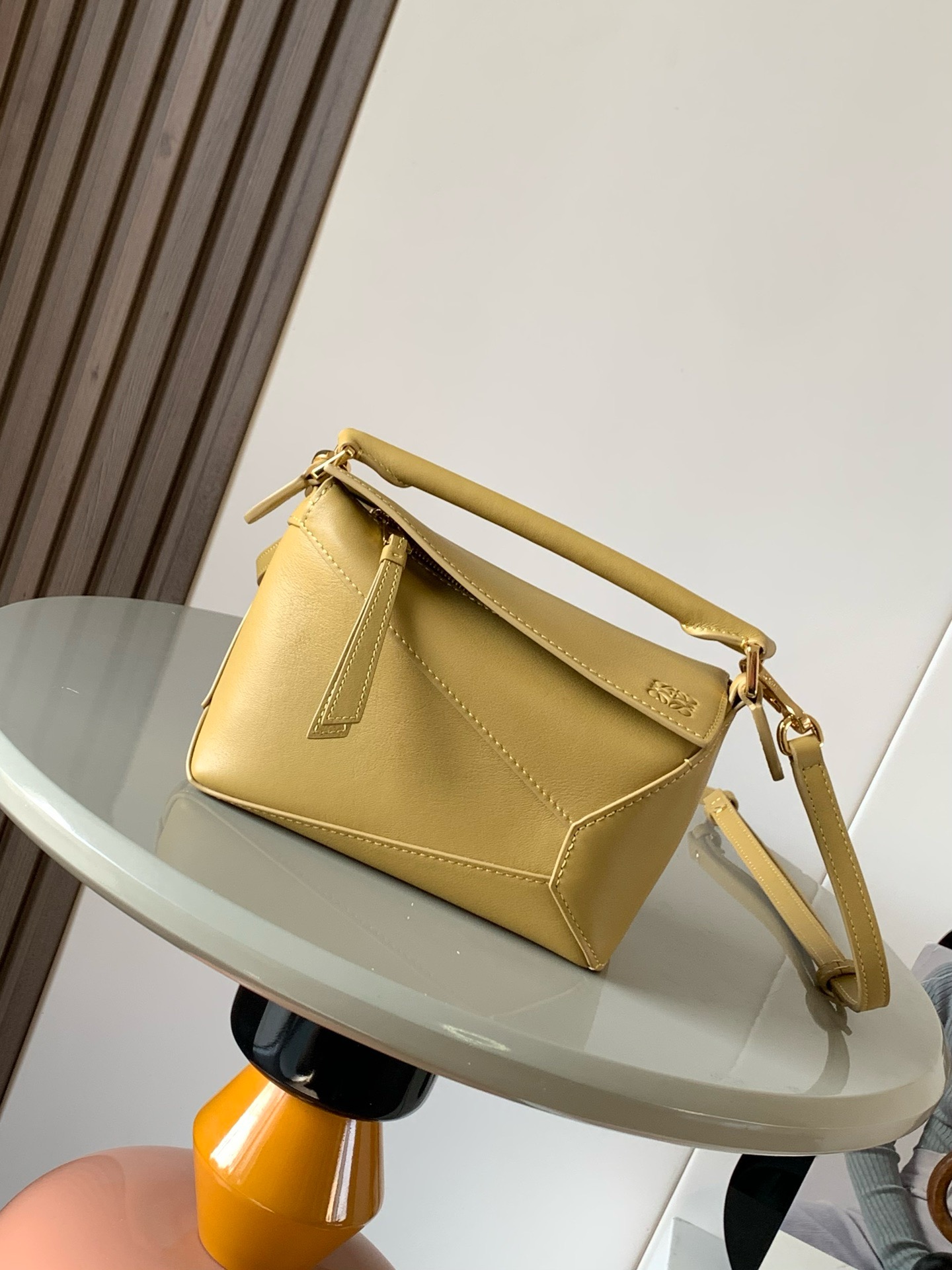 NO:942029,The popular new version of the geometric bag mini 18CM imported Napa calfskin Puzzle handbag is the creative director of Jonathan.  Anderson's first handbag for L0EWE The cuboid shape and precise cutting techniques create the unique geometric lines of the Puzzle. This mini version is crafted from classic cow leather Mini Puzzle  It can accommodate, for example, a small vertical wallet, mobile phones of most sizes (up to 6.1 inches) and sunglasses cases to be carried across the body, on the shoulder, in the hand or by the top handle. The detachable shoulder strap almost ignores the weight of the bag itself, making it practical for carrying mobile phones, small purses, lipsticks and powders when going out, without any sense of cumbersomeness, and a relaxed and happy life starts from now on (the xs and plus you are most concerned about are all OK). Size 18～12.5～8CM, style number 9310～8003  Color desert yellow,loewe,loewe,wallets,cowhide19860909爆款新版本几何包迷你18CM原厂进口纳帕小牛皮Puzzle手袋是创意总监乔纳森．安德森为 L0EWE 推出的首款手提包长方体形状和精确的切割技术创造了 Puzzle 独特的几何线条.这个迷你版本采用经典牛皮革制成迷你 Puzzle 可以容纳例如一只小号垂直钱包、大多数尺寸的手机（最大6.1英寸）和太阳镜盒斜挎、肩背、手拿或顶部提手携带.可拆卸肩带包包自身重量几乎忽略,炒鸡实用,出门装手机小钱包口红粉饼,毫无累赘感,轻松愉快人生从此开启(你们最关心的xs,plus都ok哈） 尺寸18～12.5～8CM 款号9310～8003 颜色沙漠黄,罗意威,loewe,wallets,cowhide,Bag