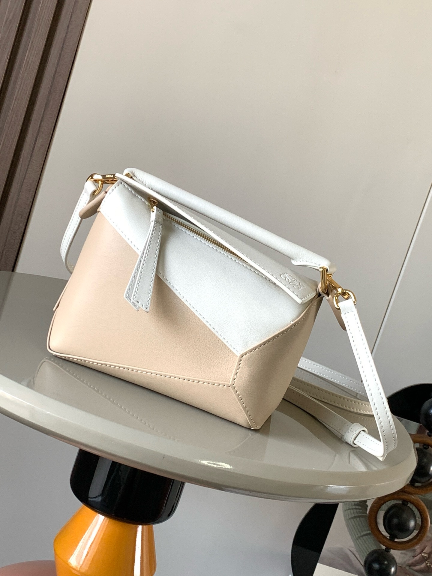 NO:942034,The popular new version of the geometric bag mini 18CM imported Napa calfskin Puzzle handbag is the creative director of Jonathan.  Anderson's first handbag for L0EWE The cuboid shape and precise cutting techniques create the unique geometric lines of the Puzzle. This mini version is crafted from classic cow leather Mini Puzzle  It can accommodate, for example, a small vertical wallet, mobile phones of most sizes (up to 6.1 inches) and sunglasses cases to be carried across the body, on the shoulder, in the hand or by the top handle. The detachable shoulder strap almost ignores the weight of the bag itself, making it practical for carrying mobile phones, small purses, lipsticks and powders when going out, without any sense of cumbersomeness, and a relaxed and happy life starts from now on (the xs and plus you are most concerned about are all OK). Size 18～12.5～8CM, style number 9310～8003  Color soft white paper art, Loewe, loewe, wallets, cowhide19860909爆款新版本几何包迷你18CM原厂进口纳帕小牛皮Puzzle手袋是创意总监乔纳森．安德森为 L0EWE 推出的首款手提包长方体形状和精确的切割技术创造了 Puzzle 独特的几何线条.这个迷你版本采用经典牛皮革制成迷你 Puzzle 可以容纳例如一只小号垂直钱包、大多数尺寸的手机（最大6.1英寸）和太阳镜盒斜挎、肩背、手拿或顶部提手携带.可拆卸肩带包包自身重量几乎忽略,炒鸡实用,出门装手机小钱包口红粉饼,毫无累赘感,轻松愉快人生从此开启(你们最关心的xs,plus都ok哈） 尺寸18～12.5～8CM 款号9310～8003 颜色柔白纸艺,罗意威,loewe,wallets,cowhide,Bag