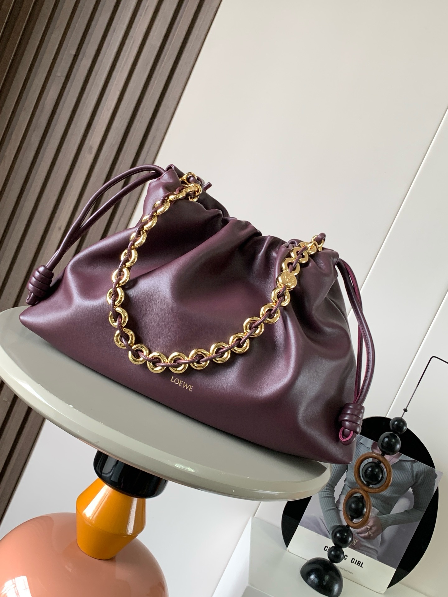 NO:942037,The star of the new product is the same large soft nappa sheep leather Flamenco Purse clutch. The Flamenco Purse clutch adopts a pleated design, inspired by the aesthetics of the Flamenco series. Key details such as the iconic knots and donut chains on both sides are reinterpreted in a wider proportion. This large version is made of soft nappa sheep leather with tone-on-tone metal hardware.  Pebble ＊Exquisite magnetic buckle closure＊Suede lining＊LOEWE hot stamping color burgundy size 41cm～9cm～26cm style number 9088, Loewe, loewe, loewe, handbag, sheepskin19860909新品明星同款大号柔软纳帕羊皮革 Flamenco Purse手拿包Flamenco Purse 手拿包采用褶皱设计,灵感来自 Flamenco 系列美学,主要细节如两侧的标志性绳结和甜甜圈链条以更加宽大的比例重新演绎.此大号版本采用柔软纳帕羊皮革制成搭配同色系金属配件＊可肩背、斜挎或手提＊可拆卸可调节皮革肩带＊可拆卸甜甜圈链条饰以 Anagram Pebble ＊精妙磁扣开合＊绒面革衬里＊ LOEWE 烫金 颜色酒红色 尺寸41cm～9cm～26cm 款号9088,罗意威,loewe,loewe,handbag,sheepskin,Bag