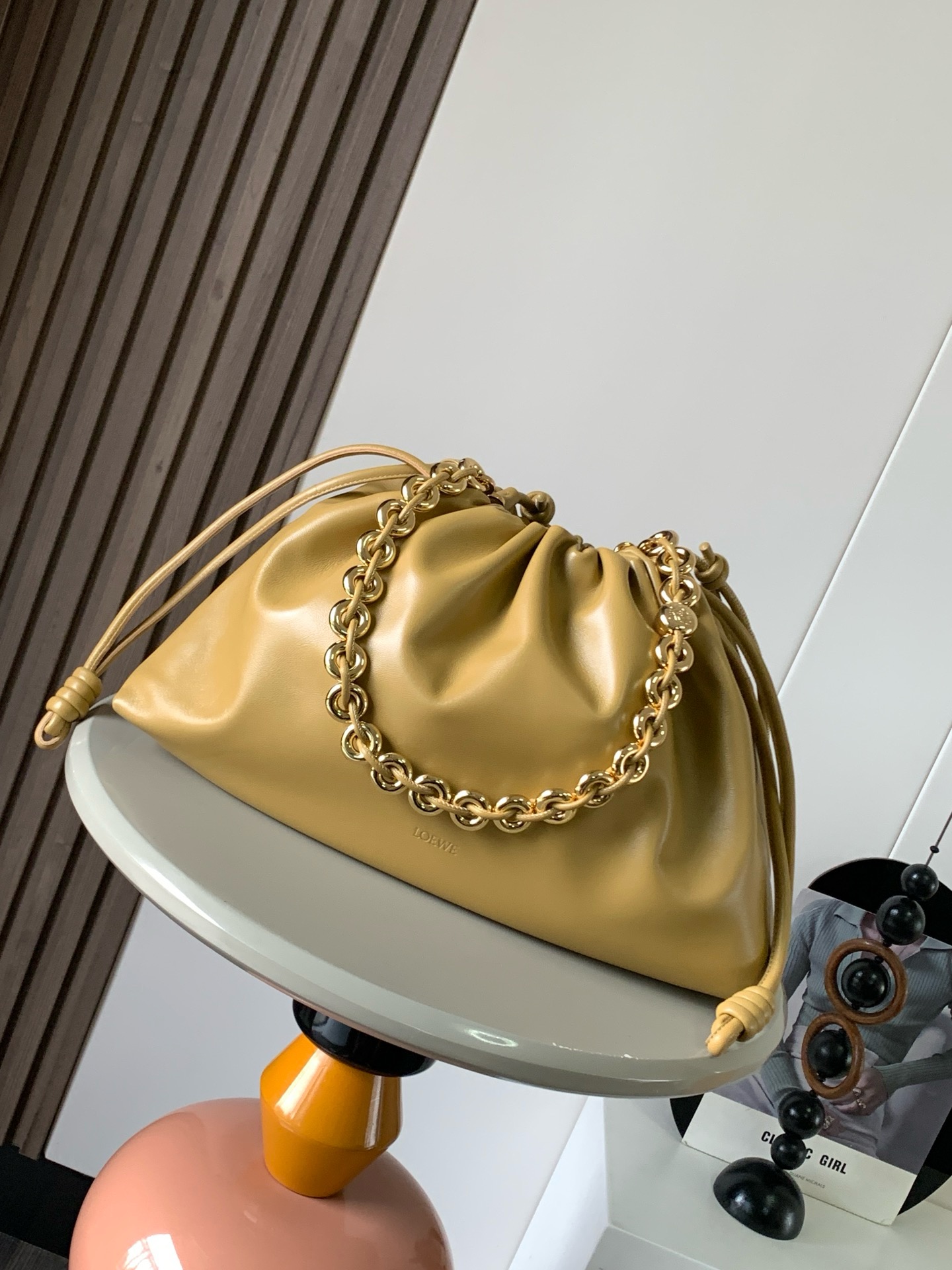 NO:942041,The star of the new product is the same large soft nappa sheep leather Flamenco Purse clutch. The Flamenco Purse clutch adopts a pleated design, inspired by the aesthetics of the Flamenco series. Key details such as the iconic knots and donut chains on both sides are reinterpreted in a wider proportion. This large version is made of soft nappa sheep leather with tone-on-tone metal hardware.  Pebble *Exquisite magnetic buckle closure19860909新品明星同款大号柔软纳帕羊皮革 Flamenco Purse手拿包Flamenco Purse 手拿包采用褶皱设计,灵感来自 Flamenco 系列美学,主要细节如两侧的标志性绳结和甜甜圈链条以更加宽大的比例重新演绎.此大号版本采用柔软纳帕羊皮革制成搭配同色系金属配件＊可肩背、斜挎或手提＊可拆卸可调节皮革肩带＊可拆卸甜甜圈链条饰以 Anagram Pebble ＊精妙磁扣开合＊绒面革衬里＊ LOEWE 烫金 颜色暖沙黄 尺寸41cm～9cm～26cm 款号9088,罗意威,loewe,loewe,handbag,sheepskin,Bag
