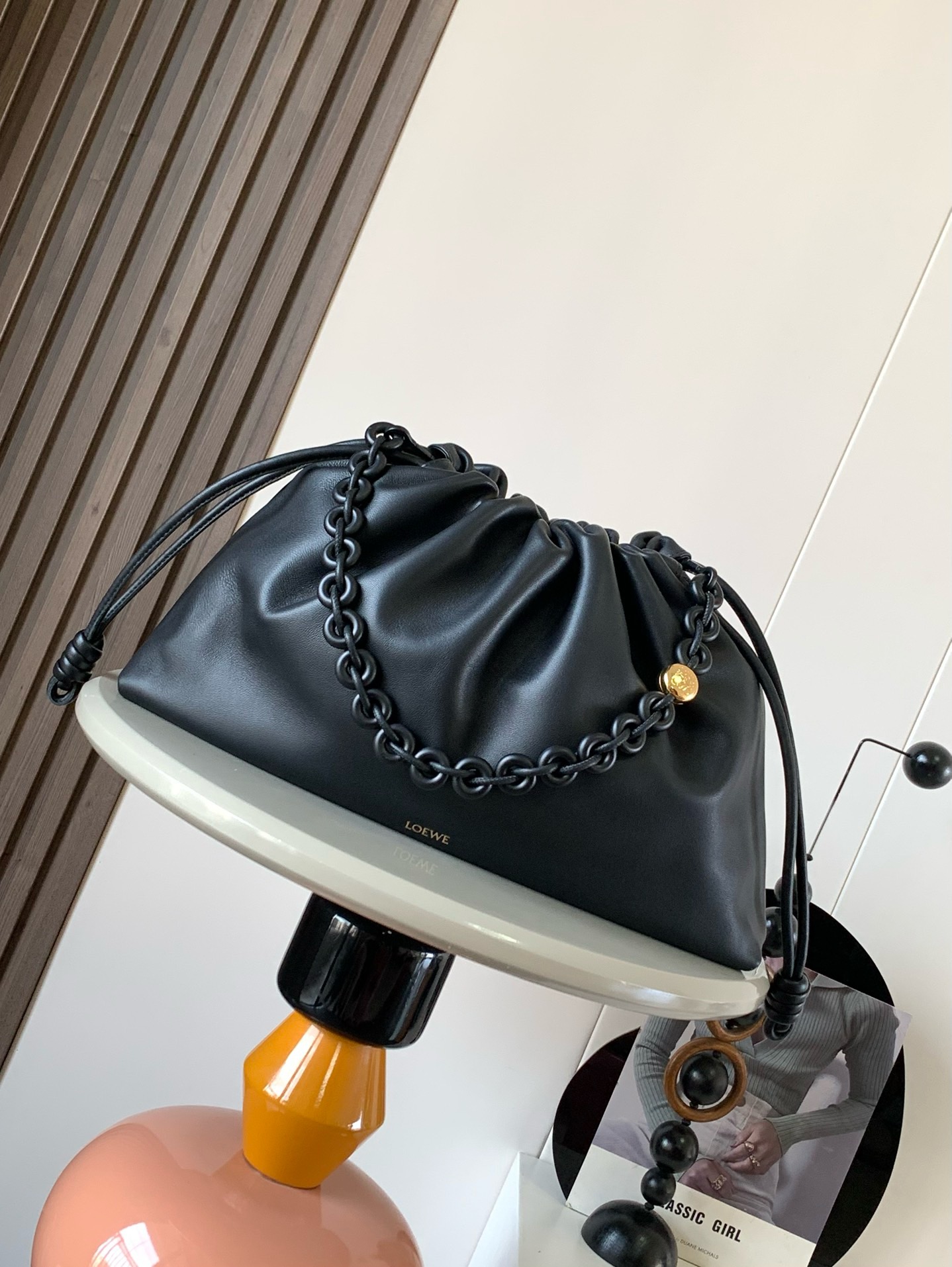 NO:942044,The star of the new product is the same large soft nappa sheep leather Flamenco Purse clutch. The Flamenco Purse clutch adopts a pleated design, inspired by the aesthetics of the Flamenco series. Key details such as the iconic knots and donut chains on both sides are reinterpreted in a wider proportion. This large version is made of soft nappa sheep leather with tone-on-tone metal hardware.  Pebble ＊Exquisite magnetic buckle closure＊Suede lining＊LOEWE hot stamping color black size 41cm～9cm～26cm style number 9088, Loewe, loewe, loewe, handbag, sheepskin19860909新品明星同款大号柔软纳帕羊皮革 Flamenco Purse手拿包Flamenco Purse 手拿包采用褶皱设计,灵感来自 Flamenco 系列美学,主要细节如两侧的标志性绳结和甜甜圈链条以更加宽大的比例重新演绎.此大号版本采用柔软纳帕羊皮革制成搭配同色系金属配件＊可肩背、斜挎或手提＊可拆卸可调节皮革肩带＊可拆卸甜甜圈链条饰以 Anagram Pebble ＊精妙磁扣开合＊绒面革衬里＊ LOEWE 烫金 颜色黑色 尺寸41cm～9cm～26cm 款号9088,罗意威,loewe,loewe,handbag,sheepskin,Bag