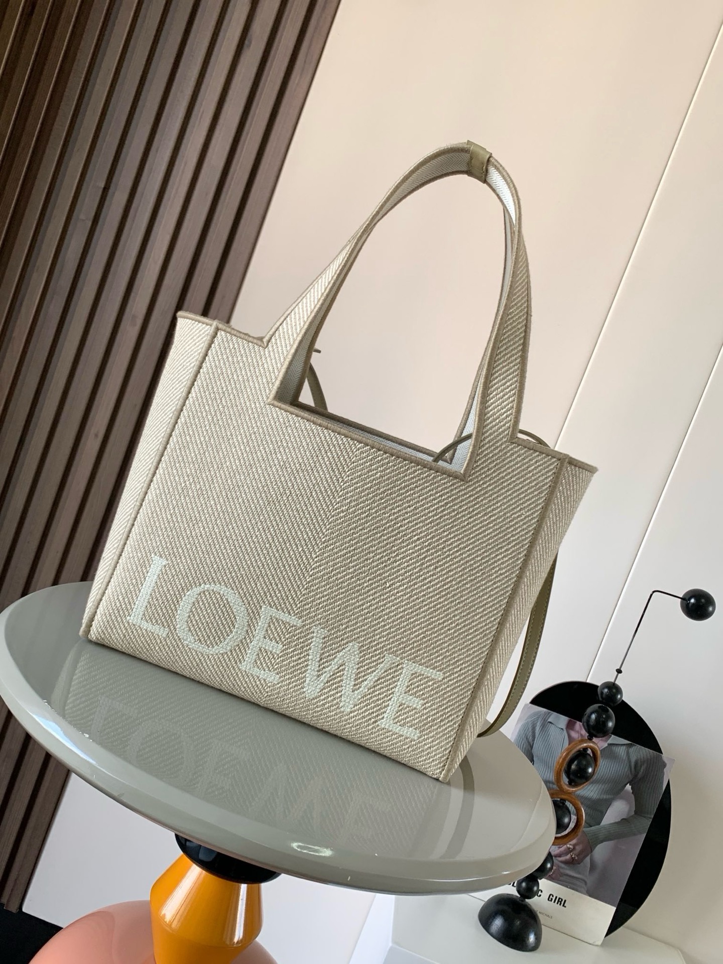 NO:942026,New LOEWE Font Tote bag in jacquard canvas LOEWE Font Tote is a rectangular bag decorated with contrasting colors LOEWE signature Medium version in jacquard canvas with leather trim. * Can be worn on the shoulder, cross-body or handbag * Detachable and adjustable shoulder strap * Textile lining Style No. 9089 Color Linen Original  Size 30cm～15cm～25.5cm, Loewe, loewe, loewe19860909全新提花帆布LOEWE Font Tote 手袋 LOEWE Font Tote 是一款长方体手袋,饰有对比色 LOEWE 标志中号版本以提花帆布制成饰有皮革饰边.＊可肩背、斜挎或手提＊可拆卸可调节肩带＊织物衬里 款号9089 颜色亚麻原色 尺寸30cm～15cm～25.5cm,罗意威,loewe,loewe,Bag