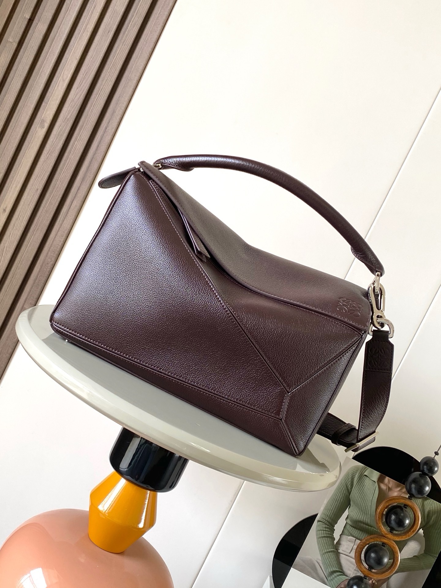 NO:942043,The new Puzzle size handbag Puzzle handbag is the creative director of Jonathan.  Jonathan Anderson created Puzzle for LOEWE's first handbag with its rectangular shape and precise cutting techniques  Unique geometric lines This version is made of glossy cow leather with overlapping edges * Can be worn on the shoulder, cross-body or by hand * Detachable and adjustable shoulder strap * External rear zip pocket and two internal slip pockets * Zipper closure cow leather zipper pull * Can be customized with shoulder straps and personalized charms * Suede lining * Anagram embossing Suitable for different occasions Unisex  Size 33cm～14.7cm～21.5cm Style number 9095 Color cinnabar red, Loewe, loewe, loewe, cowhide19860909新款Puzzle尺寸手袋Puzzle 手袋是创意总监乔纳森．安德森（ Jonathan Anderson）为 LOEWE 推出的首款手提包长方体形状和精确的切割技术创造了 Puzzle 独特的几何线条此版本采用亮面牛皮革制成饰有重叠边缘＊可肩背、斜挎或手提＊可拆卸可调节肩带＊外部后方拉链袋和两个内部插袋＊拉链开合牛皮革拉链头＊可以使用肩带和个性化挂饰进行定制＊绒面革衬里＊ Anagram 压纹 满足不同场合需求男女通用 尺寸33cm～14.7cm～21.5cm 款号9095 颜色朱砂红,罗意威,loewe,loewe,cowhide,Bag