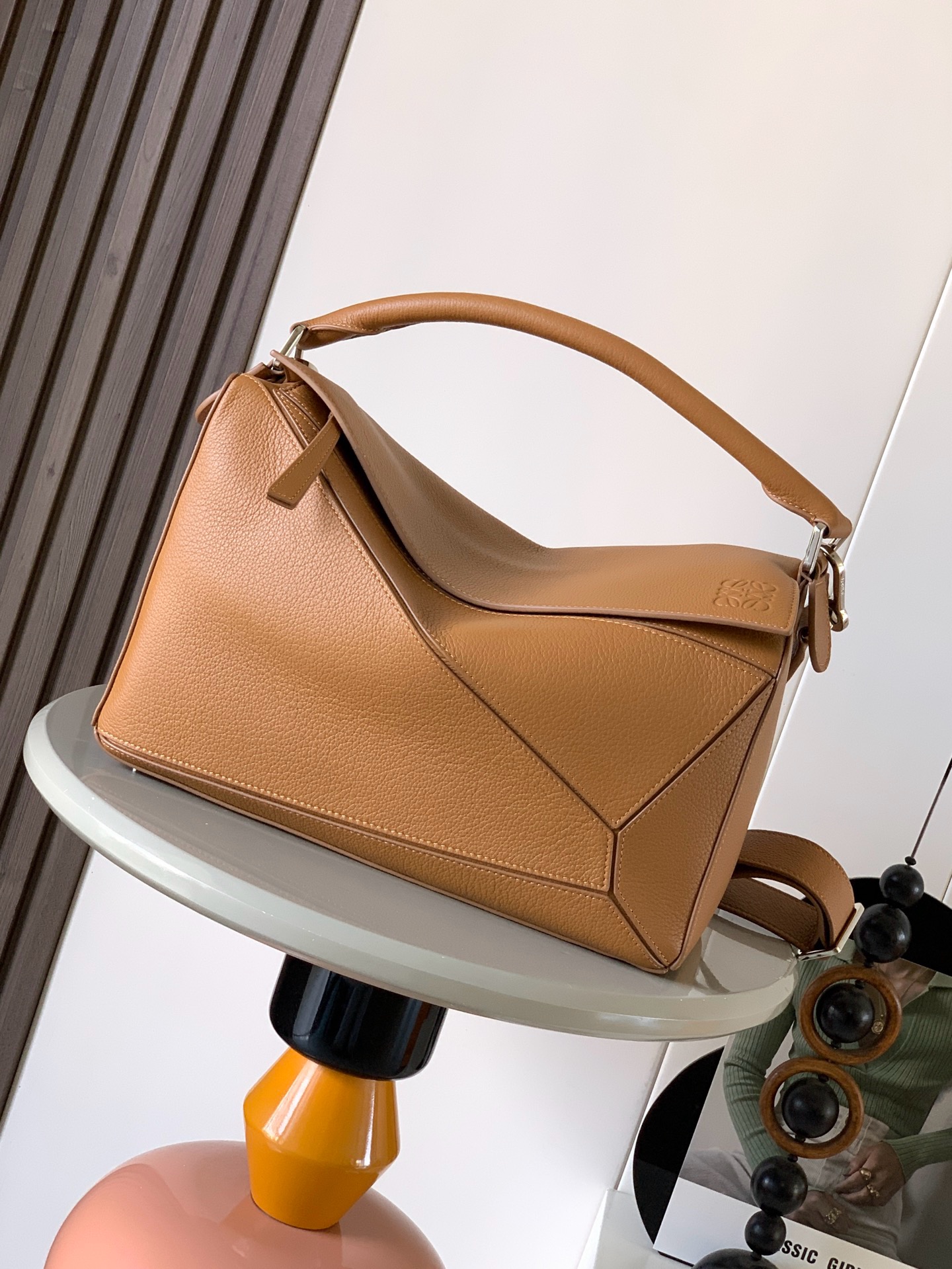 NO:942046,The new Puzzle size handbag Puzzle handbag is the creative director of Jonathan.  The first handbag launched by Jonathan Anderson, the cuboid shape and precise cutting techniques create the unique geometric lines of the Puzzle. This version is made from glossy cow leather with overlapping edges. * Can be worn on the shoulder, cross-body or handheld.  Anagram embossing meets the needs of different occasions, unisex, size 33cm～14.7cm～21.5cm, style number 9095, color light brown/deerskin, Loewe, loewe, cowhide19860909新款Puzzle尺寸手袋Puzzle 手袋是创意总监乔纳森．安德森（ Jonathan Anderson）推出的首款手提包长方体形状和精确的切割技术创造了 Puzzle 独特的几何线条此版本采用亮面牛皮革制成饰有重叠边缘＊可肩背、斜挎或手提＊可拆卸可调节肩带＊外部后方拉链袋和两个内部插袋＊拉链开合牛皮革拉链头＊可以使用肩带和个性化挂饰进行定制＊绒面革衬里＊ Anagram 压纹 满足不同场合需求男女通用 尺寸33cm～14.7cm～21.5cm 款号9095 颜色浅棕色/鹿皮,罗意威,loewe,cowhide,Bag