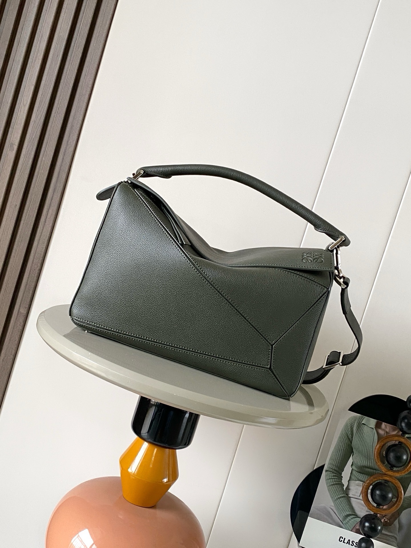 NO:942057,The new Puzzle size handbag Puzzle handbag is the creative director of Jonathan.  The first handbag launched by Jonathan Anderson, the cuboid shape and precise cutting techniques create the unique geometric lines of the Puzzle. This version is made from glossy cow leather with overlapping edges. * Can be worn on the shoulder, cross-body or handheld.  Anagram embossing to meet the needs of different occasions, unisex, size 33cm～14.7cm～21.5cm, style number 9095, color dark brown, olive green, Loewe, loewe, cowhide19860909新款Puzzle尺寸手袋Puzzle 手袋是创意总监乔纳森．安德森（ Jonathan Anderson）推出的首款手提包长方体形状和精确的切割技术创造了 Puzzle 独特的几何线条此版本采用亮面牛皮革制成饰有重叠边缘＊可肩背、斜挎或手提＊可拆卸可调节肩带＊外部后方拉链袋和两个内部插袋＊拉链开合牛皮革拉链头＊可以使用肩带和个性化挂饰进行定制＊绒面革衬里＊ Anagram 压纹 满足不同场合需求男女通用 尺寸33cm～14.7cm～21.5cm 款号9095 颜色深棕榄绿,罗意威,loewe,cowhide,Bag